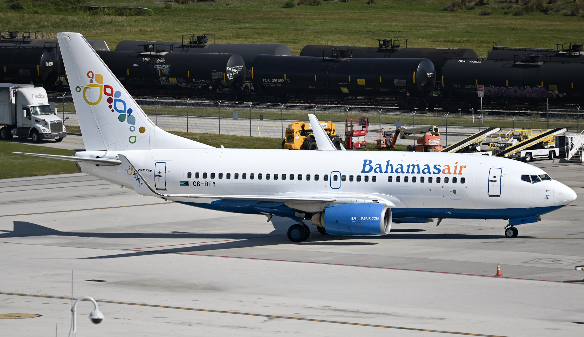 Full size: Bahamasair Boeing 737-700 C6-BFY at Fort Lauderdale/Hollywood International Airport