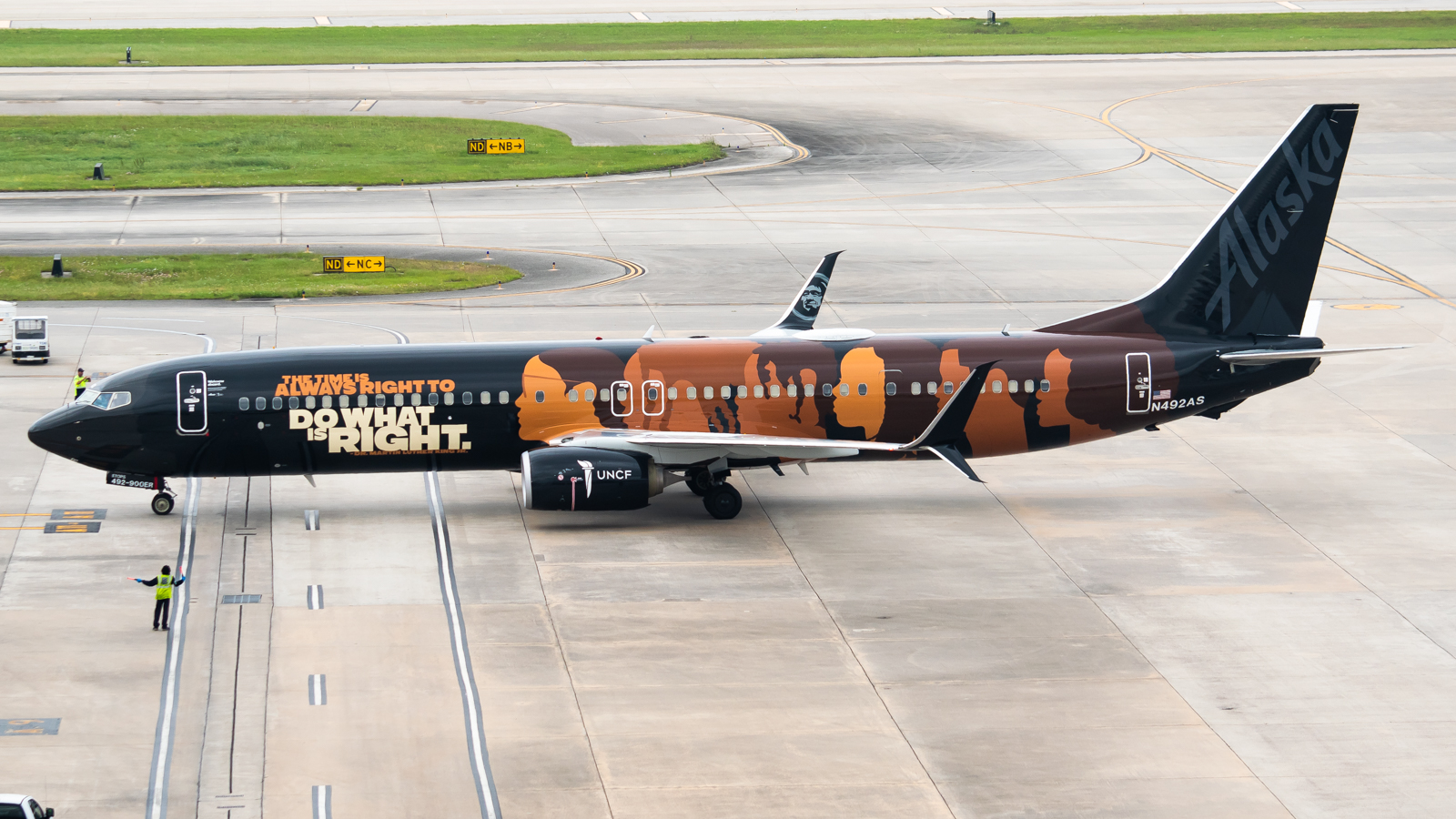 Full size: Alaska Airlines Boeing 737-900ER N492AS at Houston-George Bush Intercontinental Airport