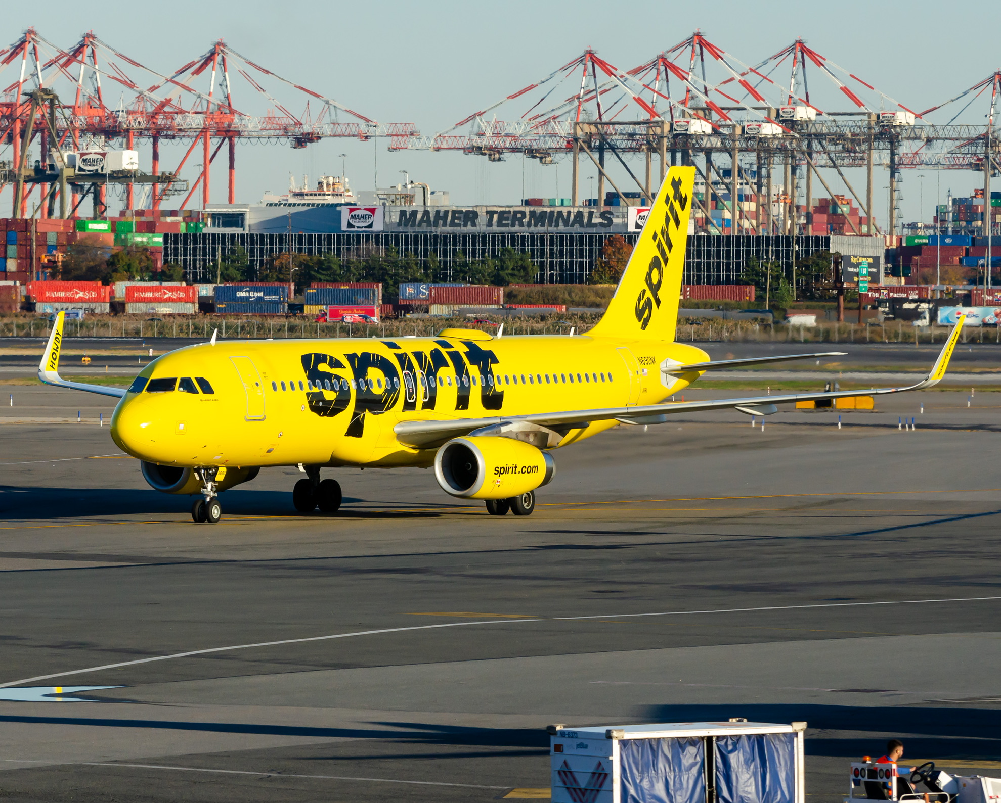 Full size: Spirit Airlines Airbus A320 N690NK at Newark Liberty International Airport