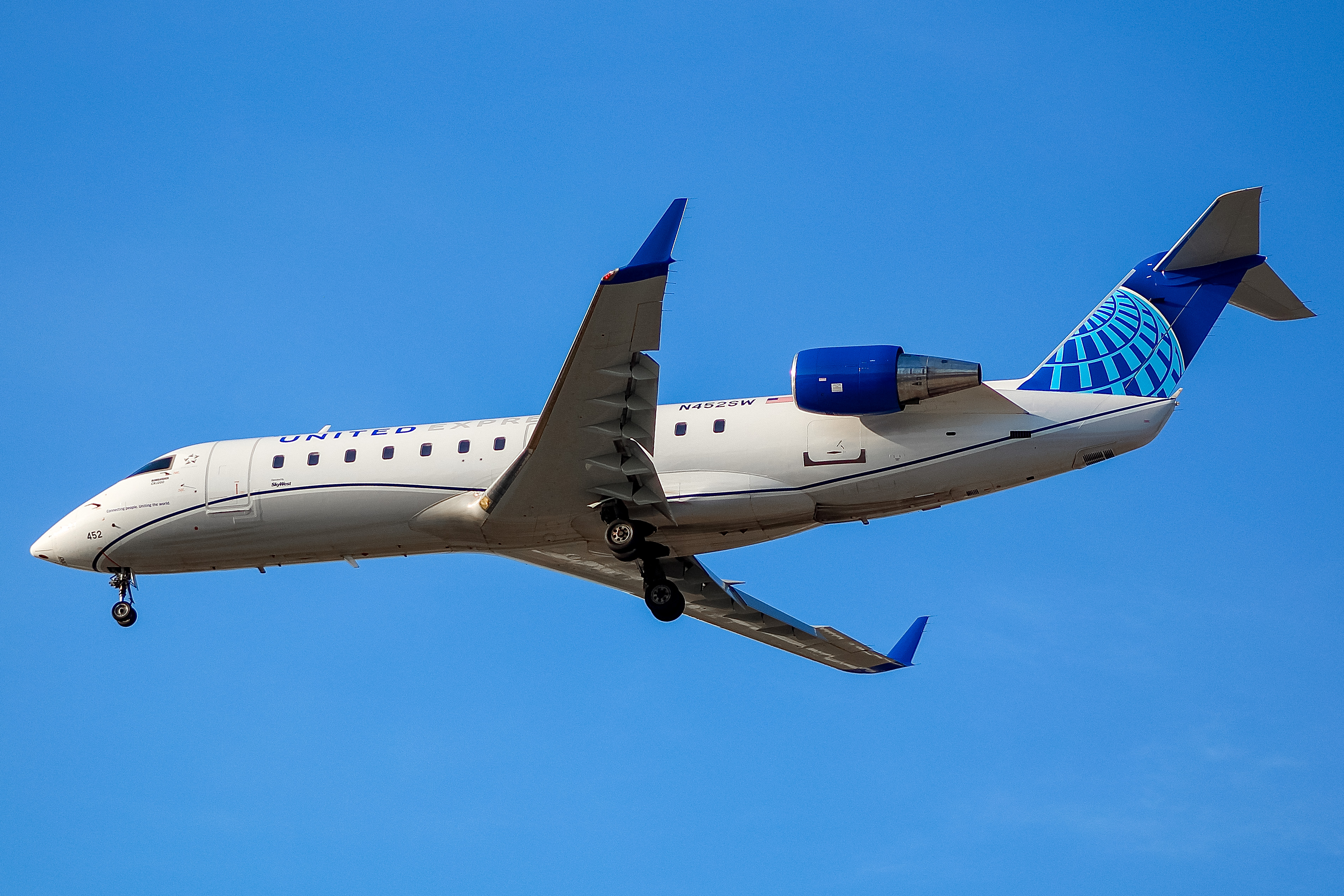 Full size: United Express Mitsubishi CRJ-200 N452SW at General Mitchell International Airport