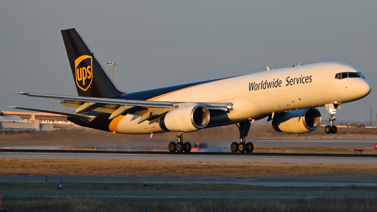 Full size: United Parcel Service Boeing 757-200F N452UP at Dallas-Fort Worth International Airport
