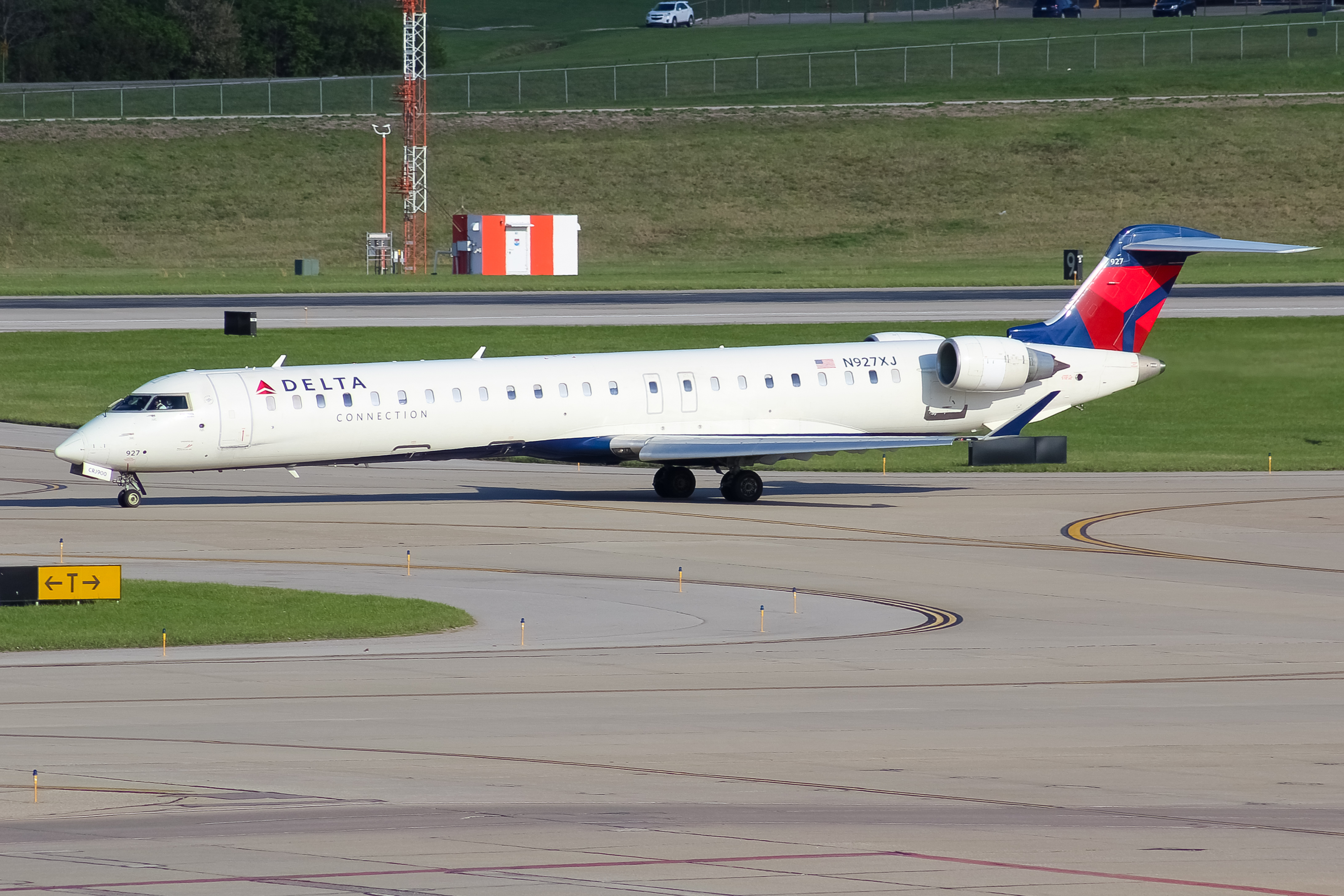 Full size: Delta Connection Mitsubishi CRJ-900 N927XJ at Cincinnati/Northern Kentucky International Airport