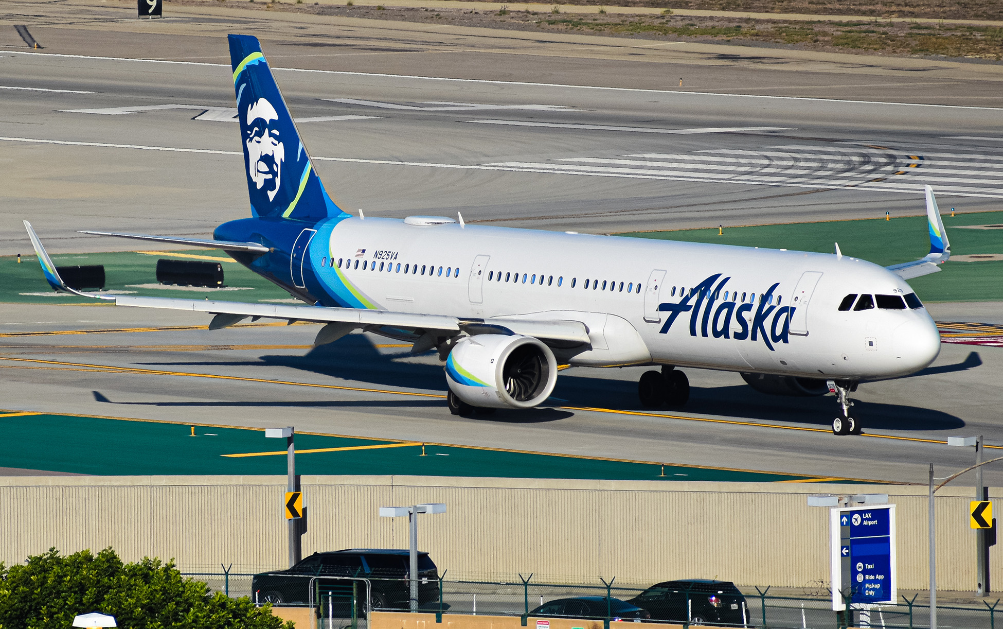 Full size: Alaska Airlines Airbus A321NEO N925VA at Los Angeles International Airport