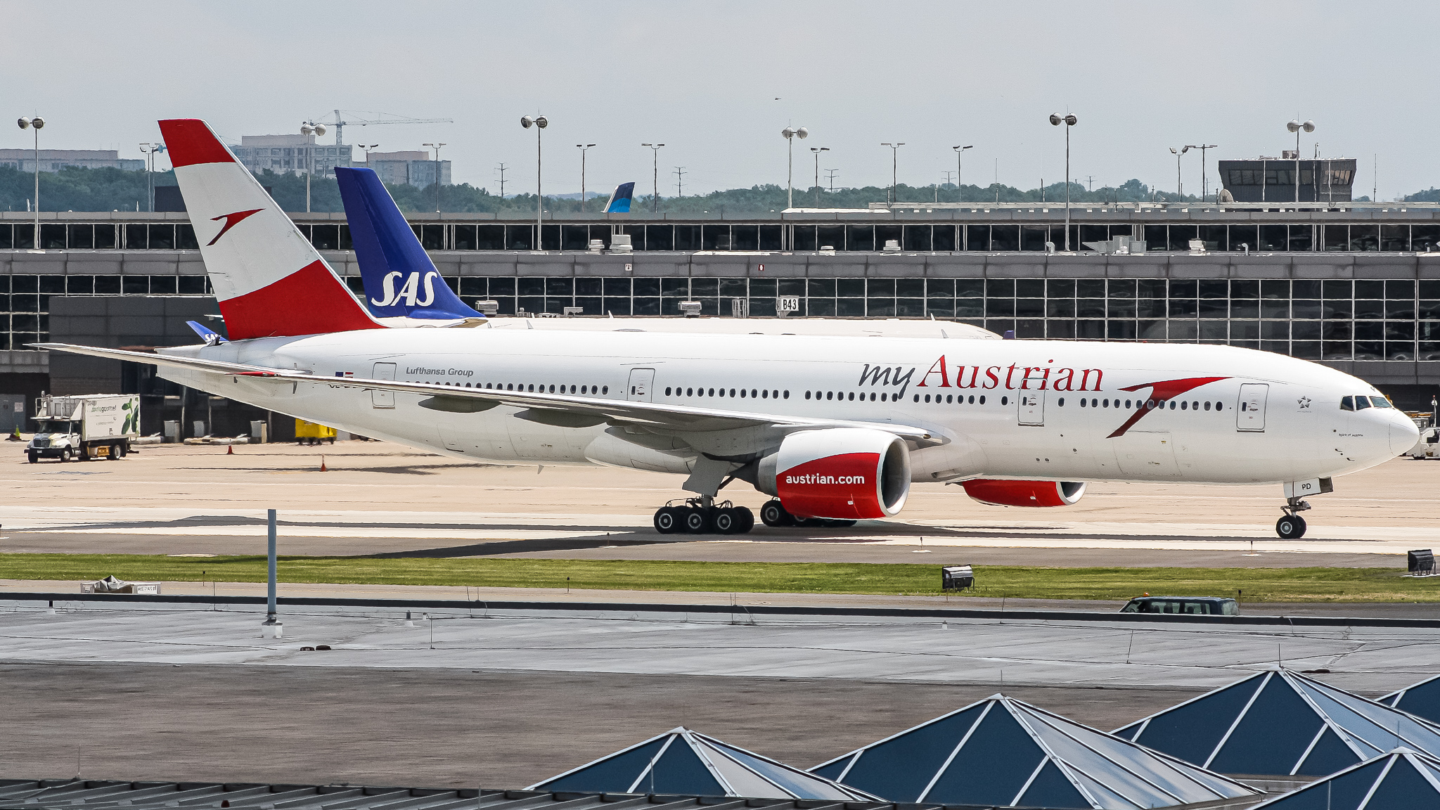 Full size: Austrian Airlines Boeing 777-200ER OE-LPD at Washington Dulles International Airport