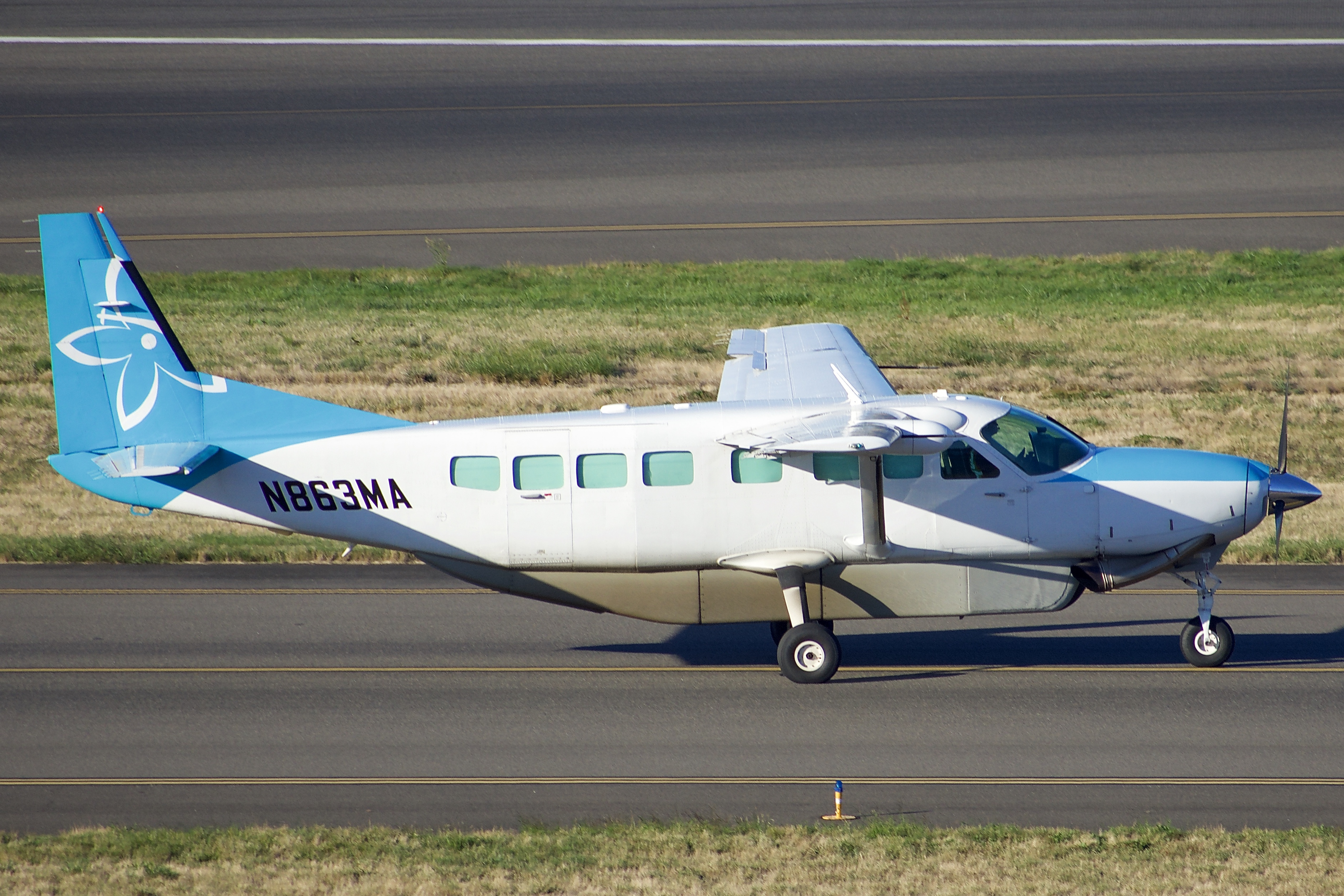 Full size: Mokulele Cessna 208B N863MA at Portland International Airport