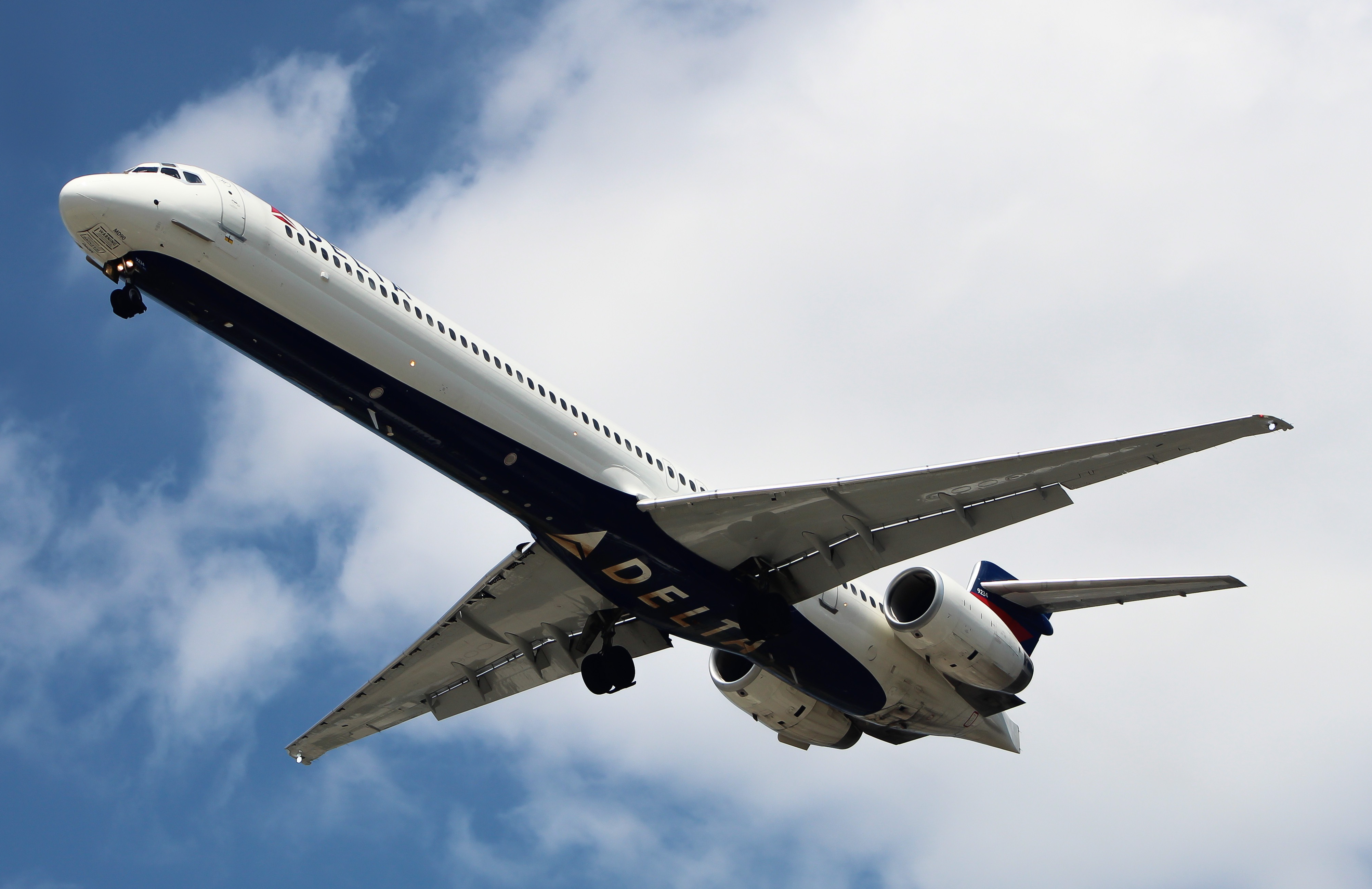 Full size: Delta Airlines Mcdonnell Douglas MD90 N934DN at Newark Liberty International Airport