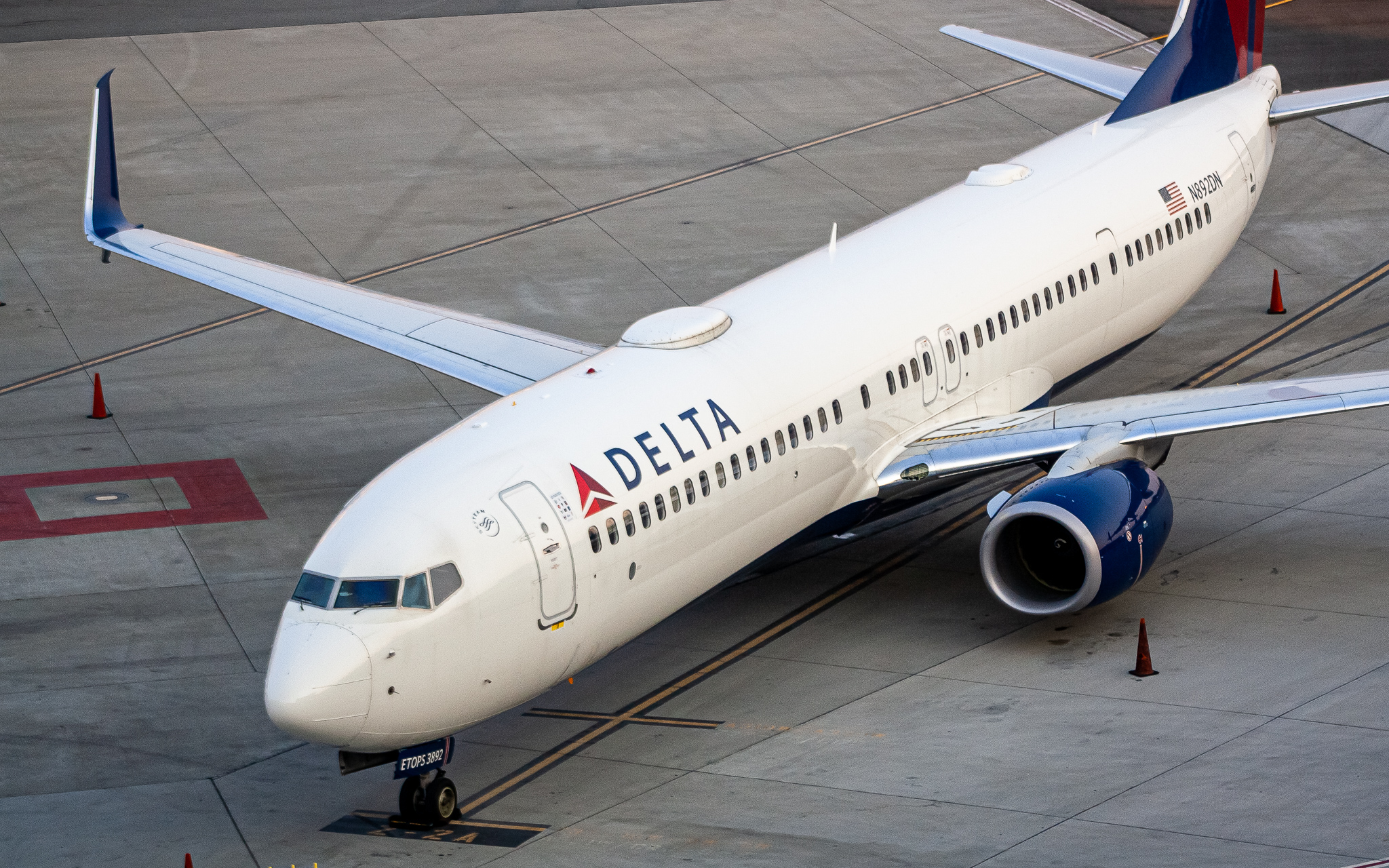 Full size: Delta Airlines  Boeing 737-900ER N892DN at San Francisco International Airport