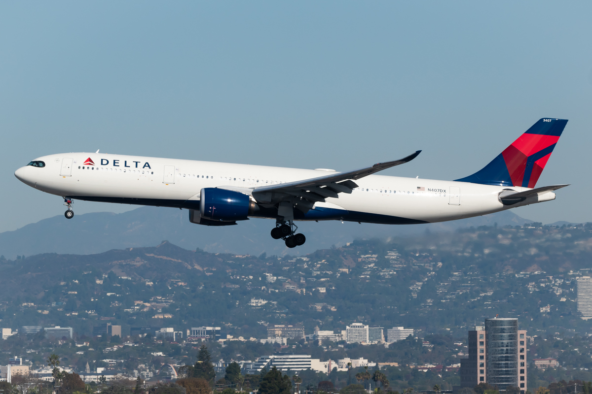 Full size: Delta Airlines Airbus A330-900 N407DX at Los Angeles International Airport