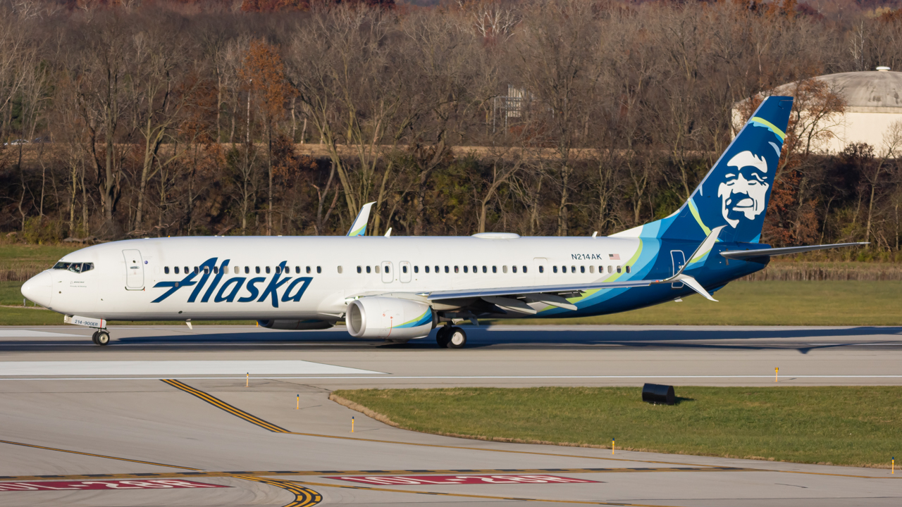 Full size: Alaska Airlines Boeing 737-900ER N214AK at John Glenn Columbus International Airport