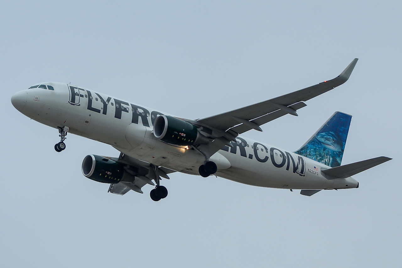 Full size: Frontier Airlines Airbus A320 N220FR at General Mitchell International Airport