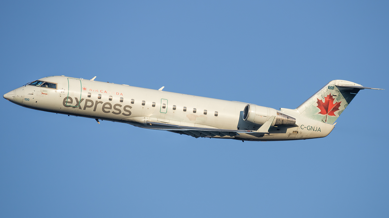 Full size: Jazz Air Mitsubishi CRJ-200 C-GNJA at Ronald Reagan National Airport
