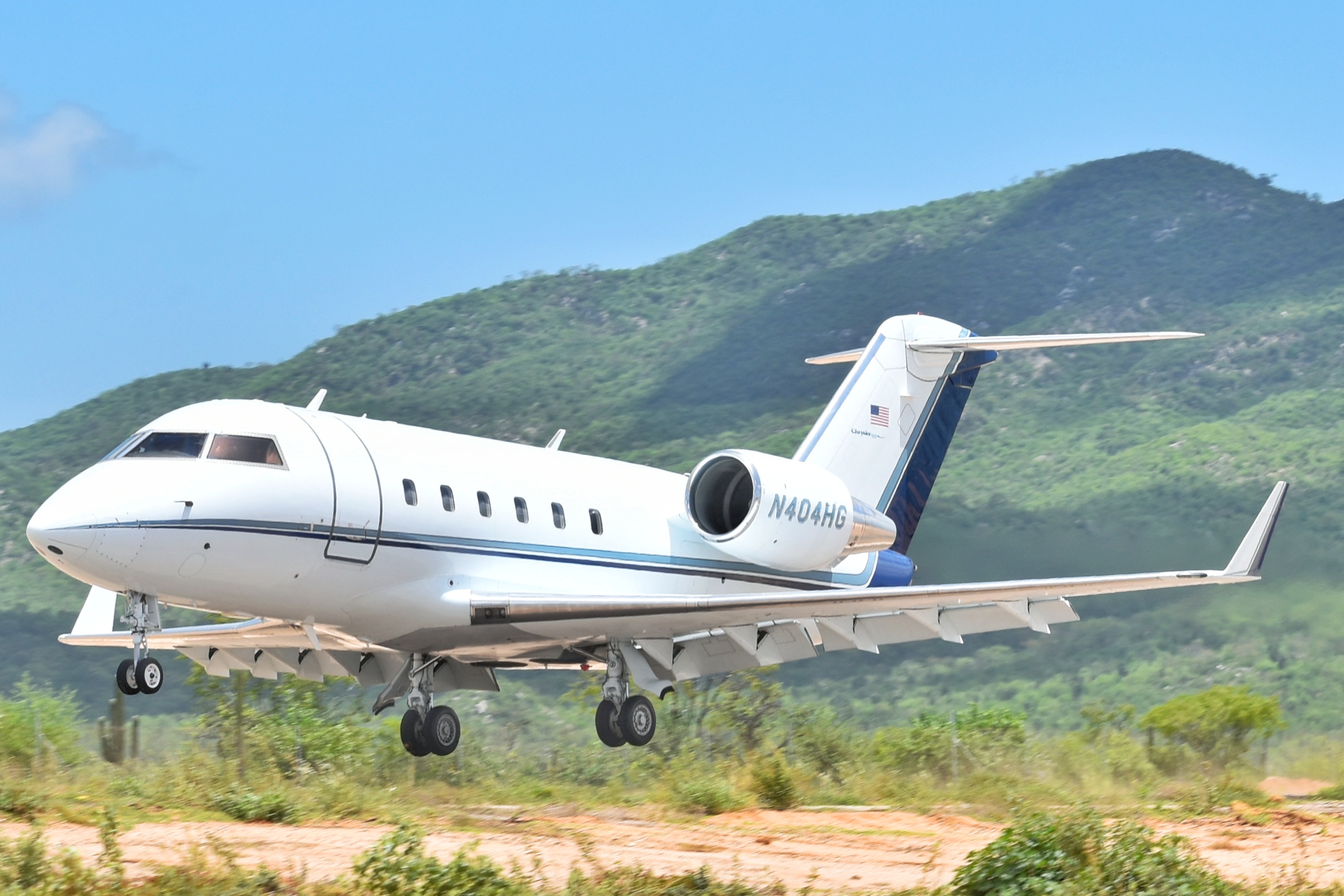 Full size: PRIVATE Bombardier CL601 Challenger N404HG at Aeropuerto de Cabo San Lucas Internacional
