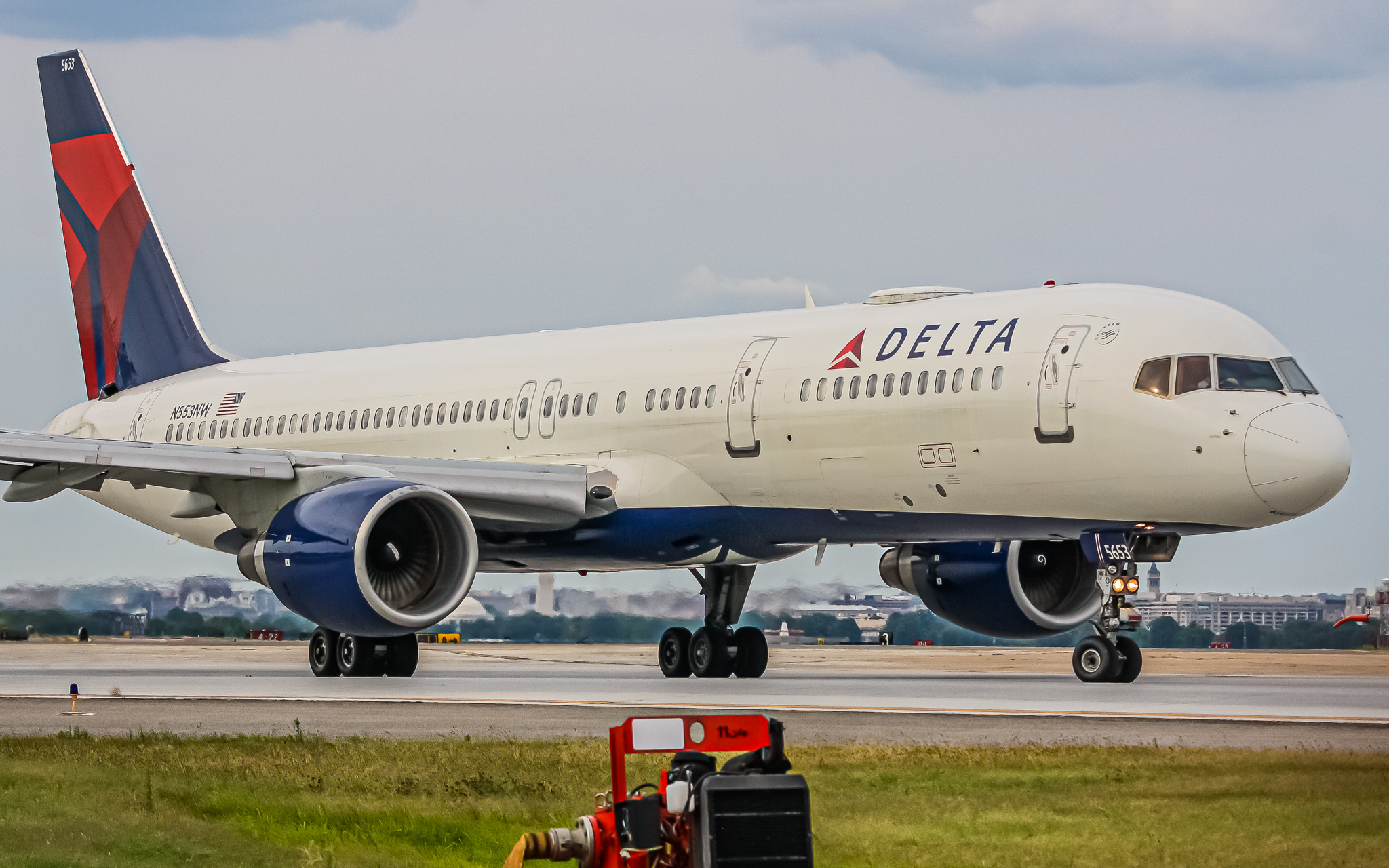 Full size: Delta Airlines Boeing 757-200 N553NW at Ronald Reagan National Airport