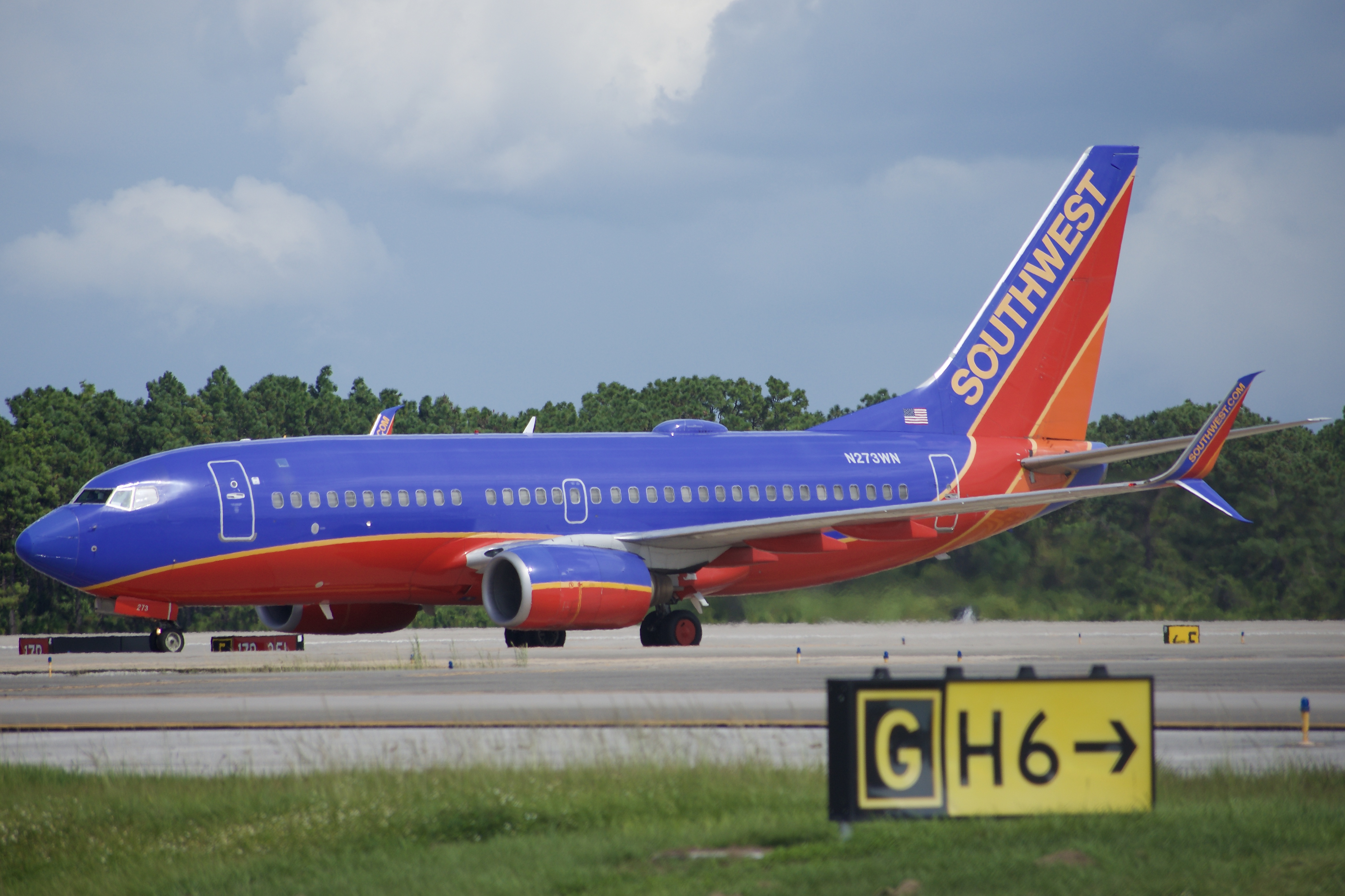 Full size: Southwest Airlines Boeing 737-700 N273WN at Orlando International Airport