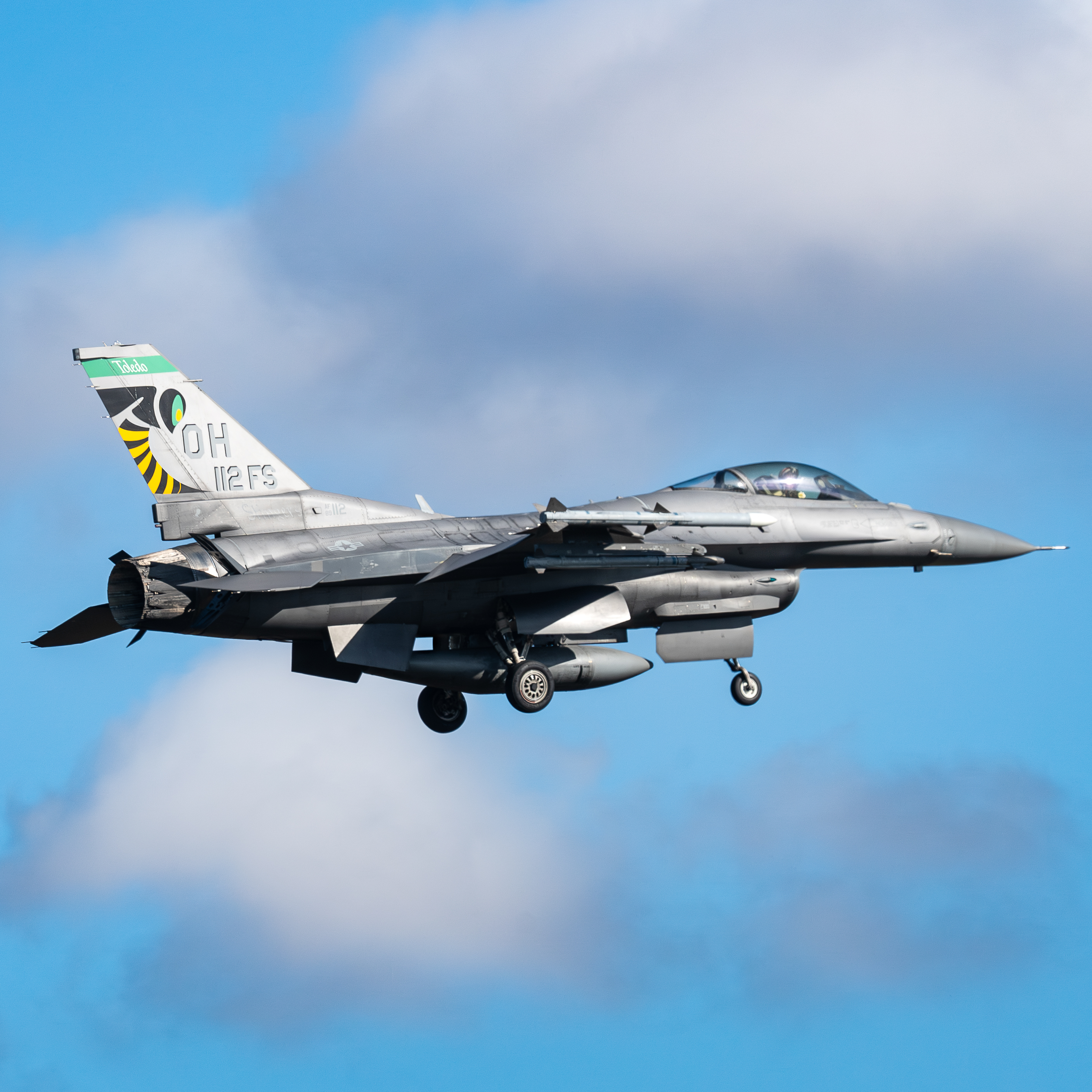 Full size: USAF - United States Air Force General Dynamics F-16 Fighting Falcon 89-2112 at Toledo Express Airport