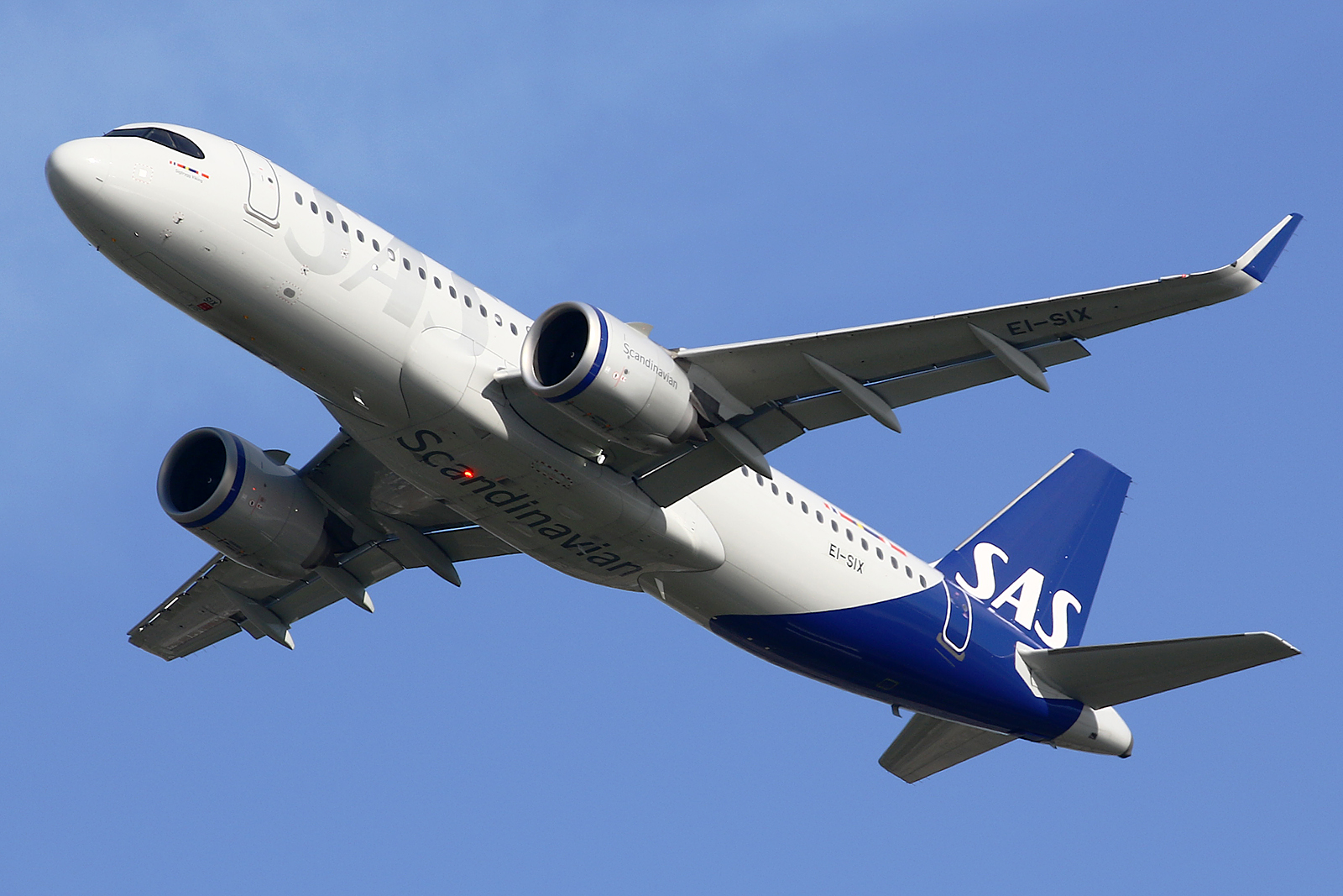 Full size: Scandinavian Airlines Airbus A320NEO EI-SIX at Hamburg Airport