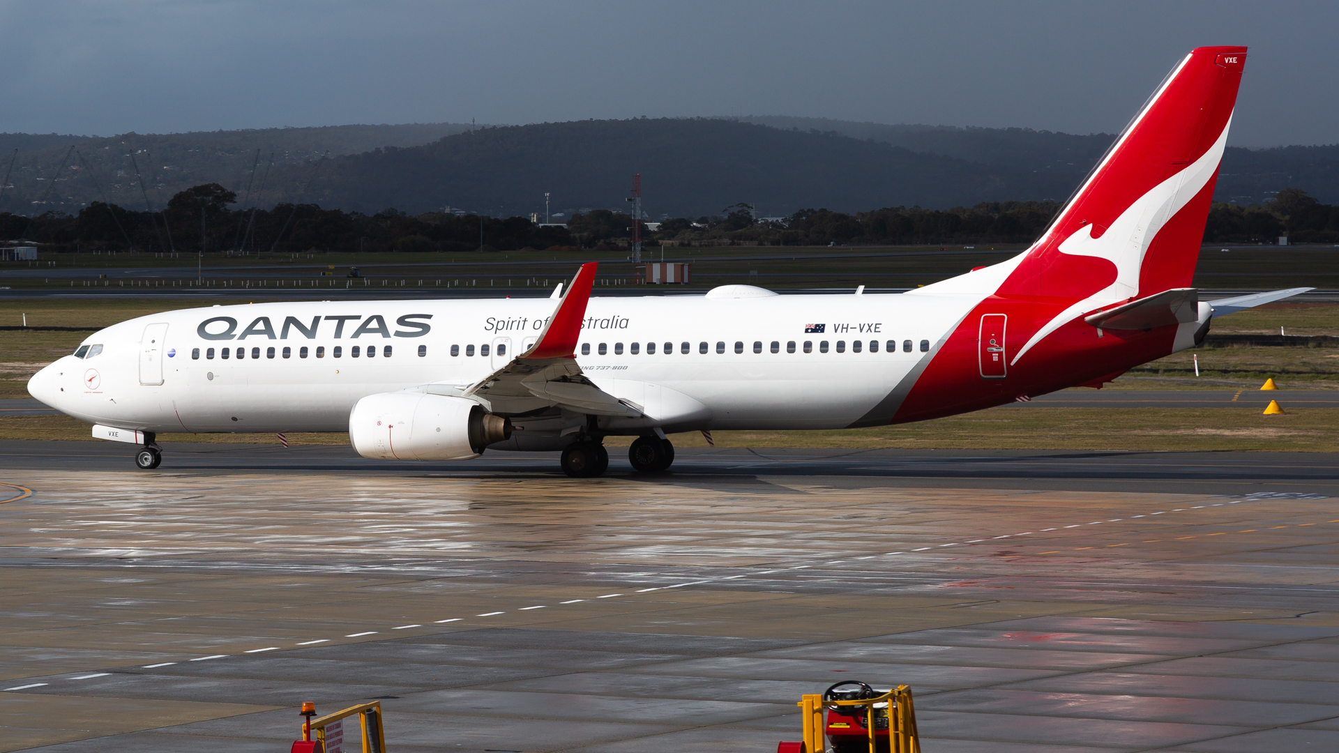 Full size: Qantas Airways Boeing 737-800 VH-VXE at Perth Airport