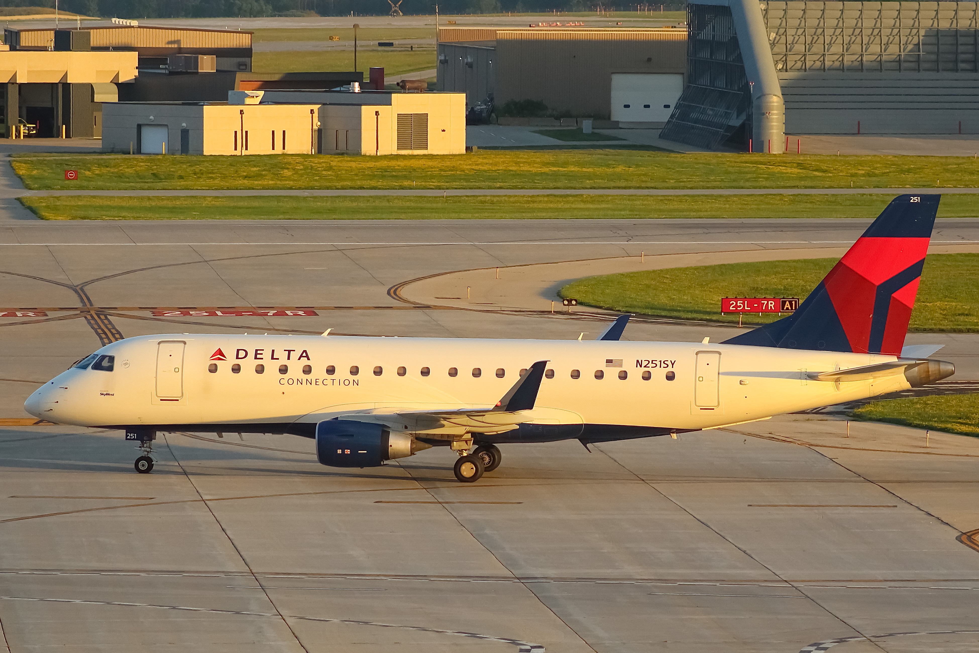 Full size: Delta Connection Embraer E175 N251SY at General Mitchell International Airport