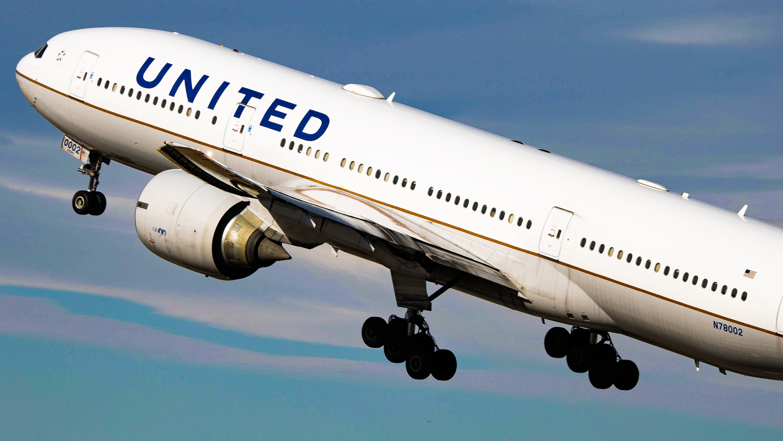 Full size: United Airlines Boeing 777-200ER N78002 at Denver International Airport