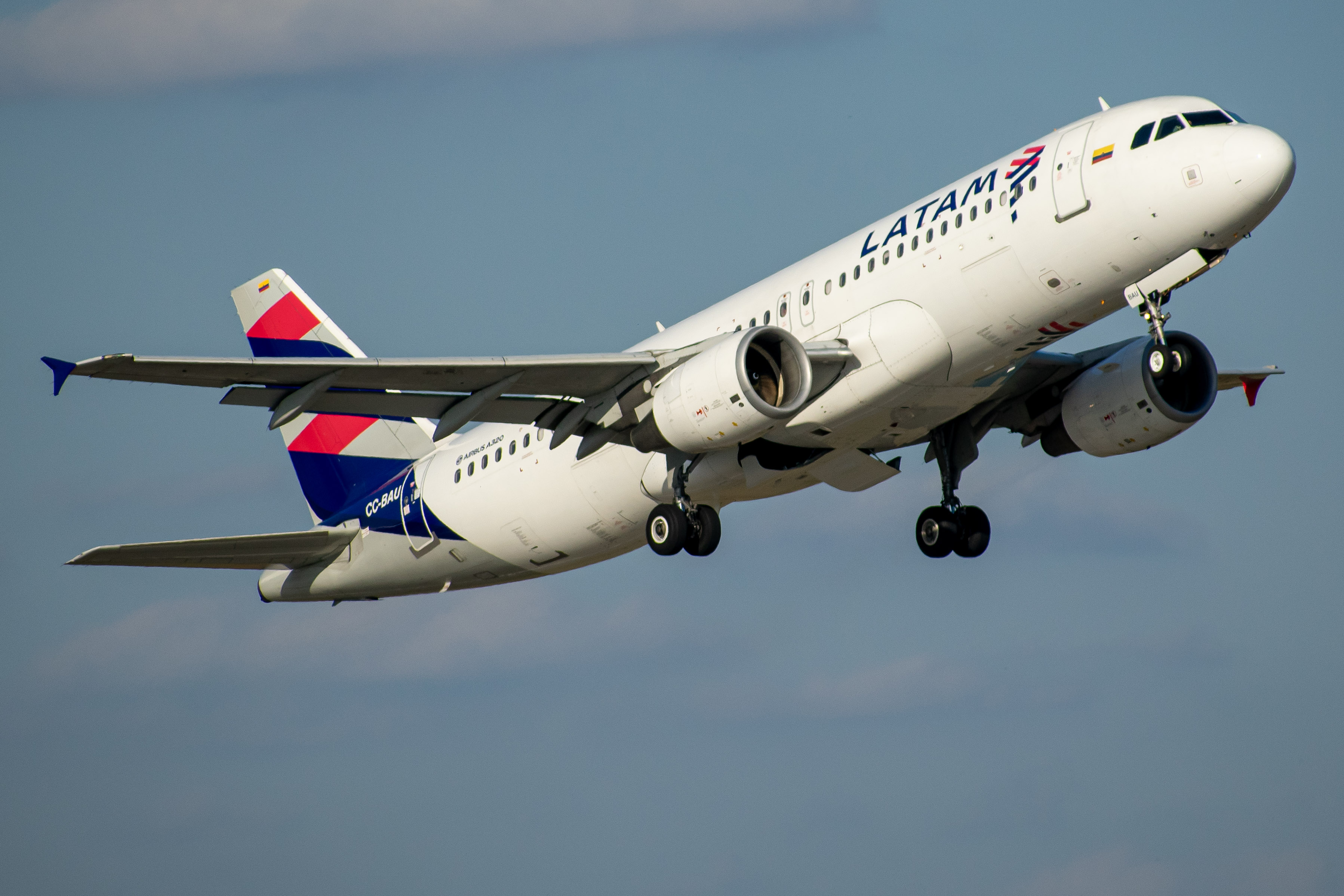 Full size: LATAM Airbus A320 CC-BAU at Orlando International Airport