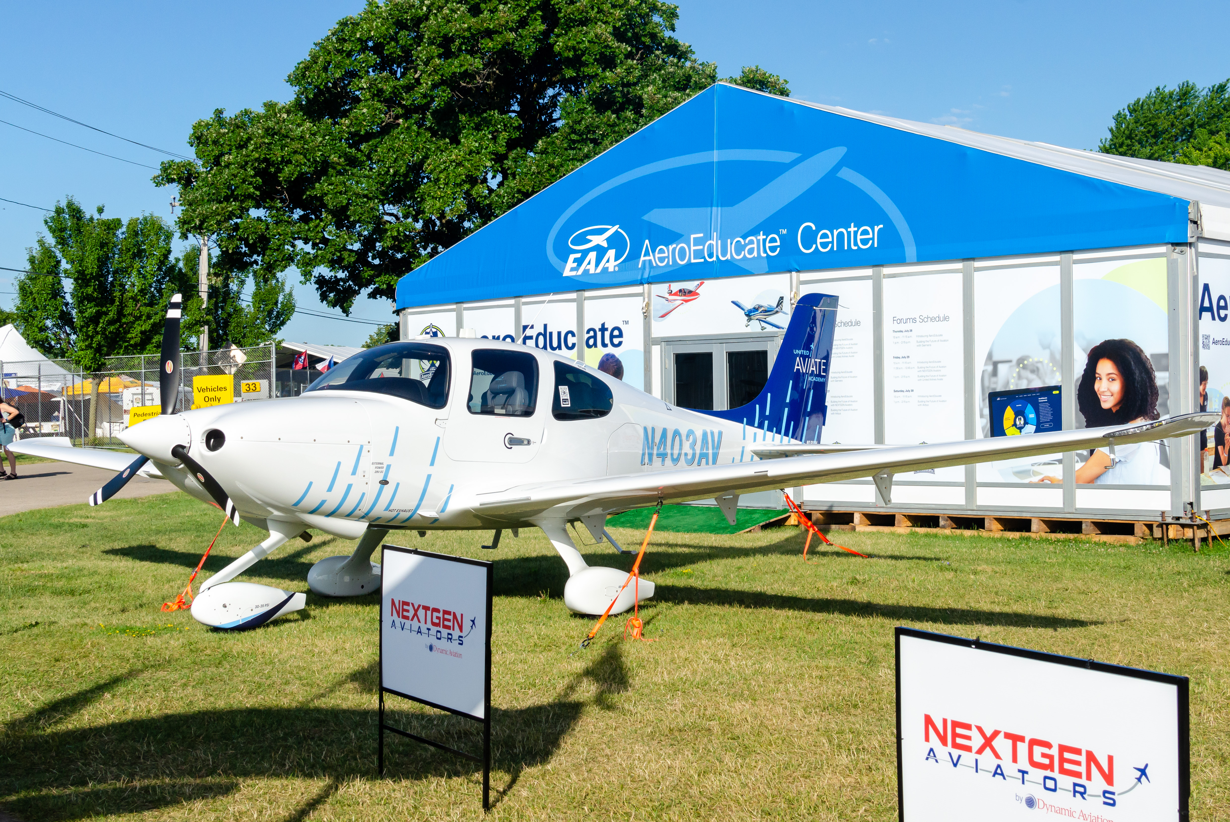 Full size: United Airlines Cirrus SR-20 N403AV at Wittman Regional Airport