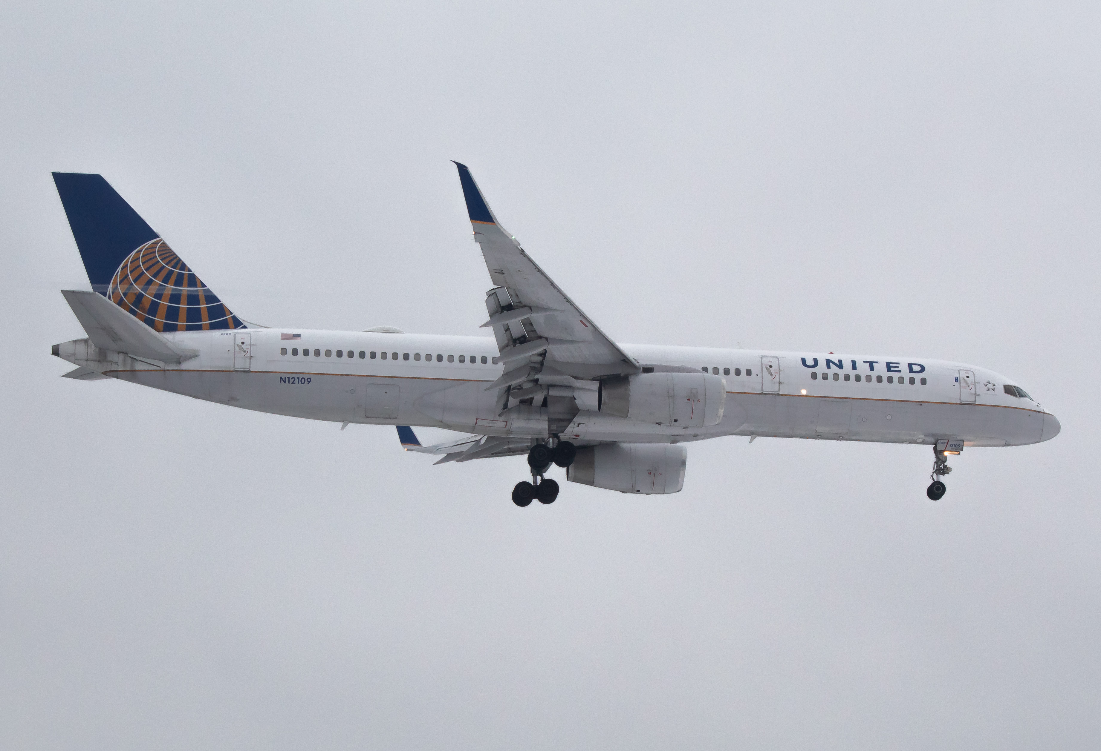 Full size: United Airlines Boeing 757-200 N12109 at Newark Liberty International Airport