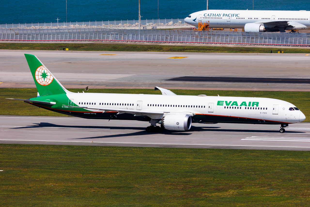 Full size: EVA Air Boeing 787-10 B-17806 at Hong Kong International Airport
