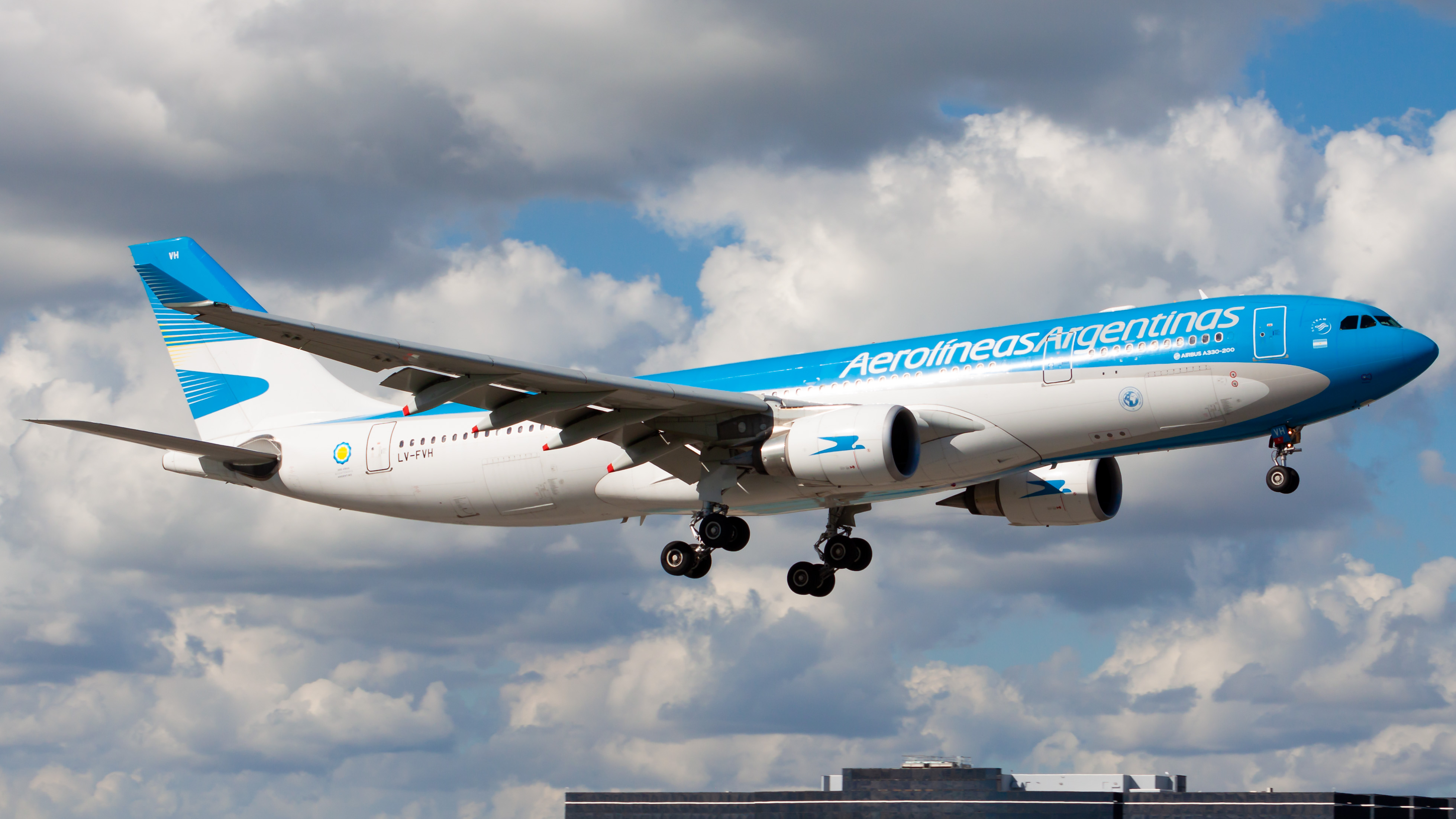 Full size: Aerolineas Argentias Airbus A330-200 LV-FVH at Miami International Airport