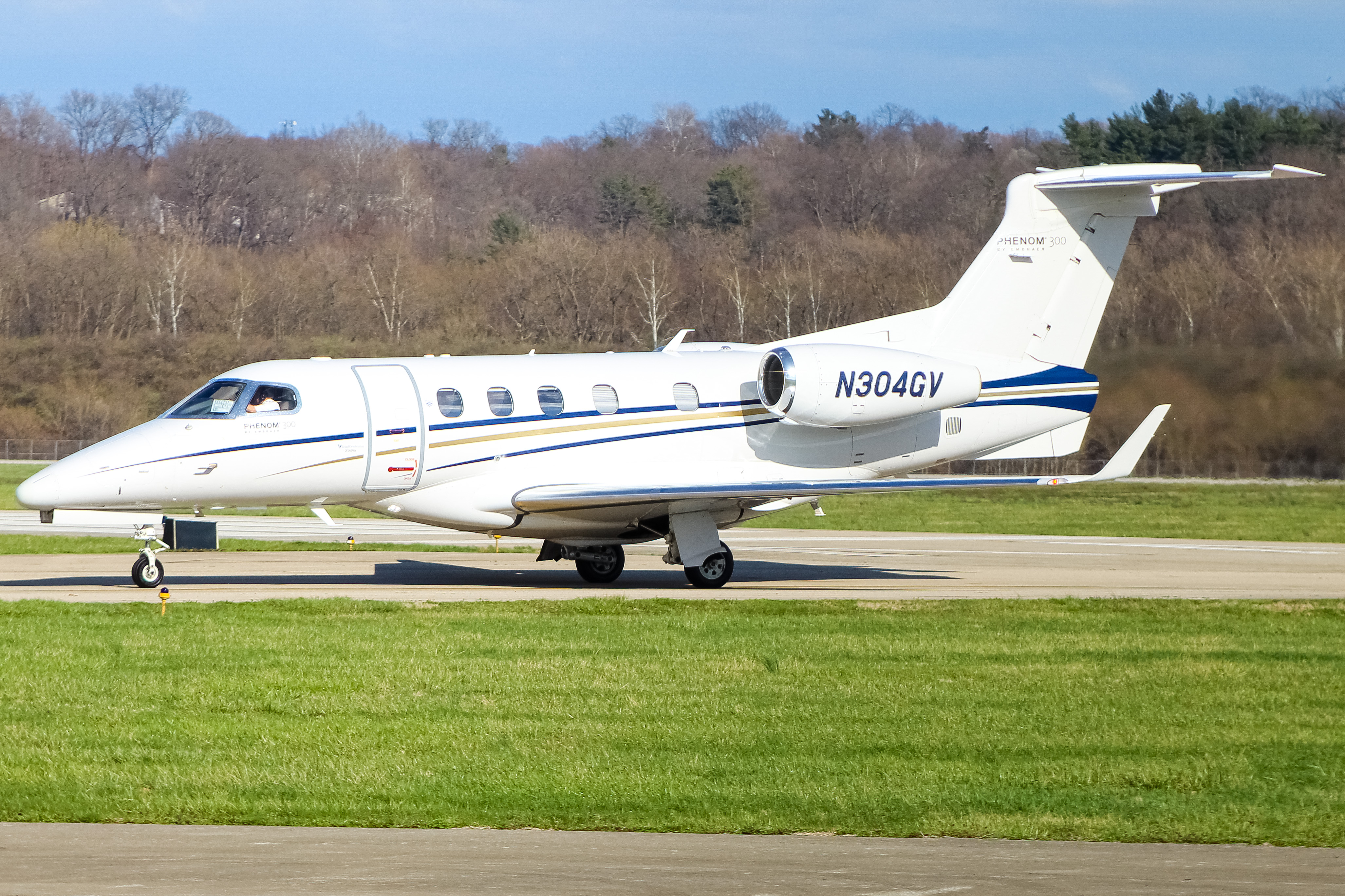 Full size: PRIVATE  Embraer Phenom 300 N304GV at Cincinnati Municipal Airport/Lunken Field