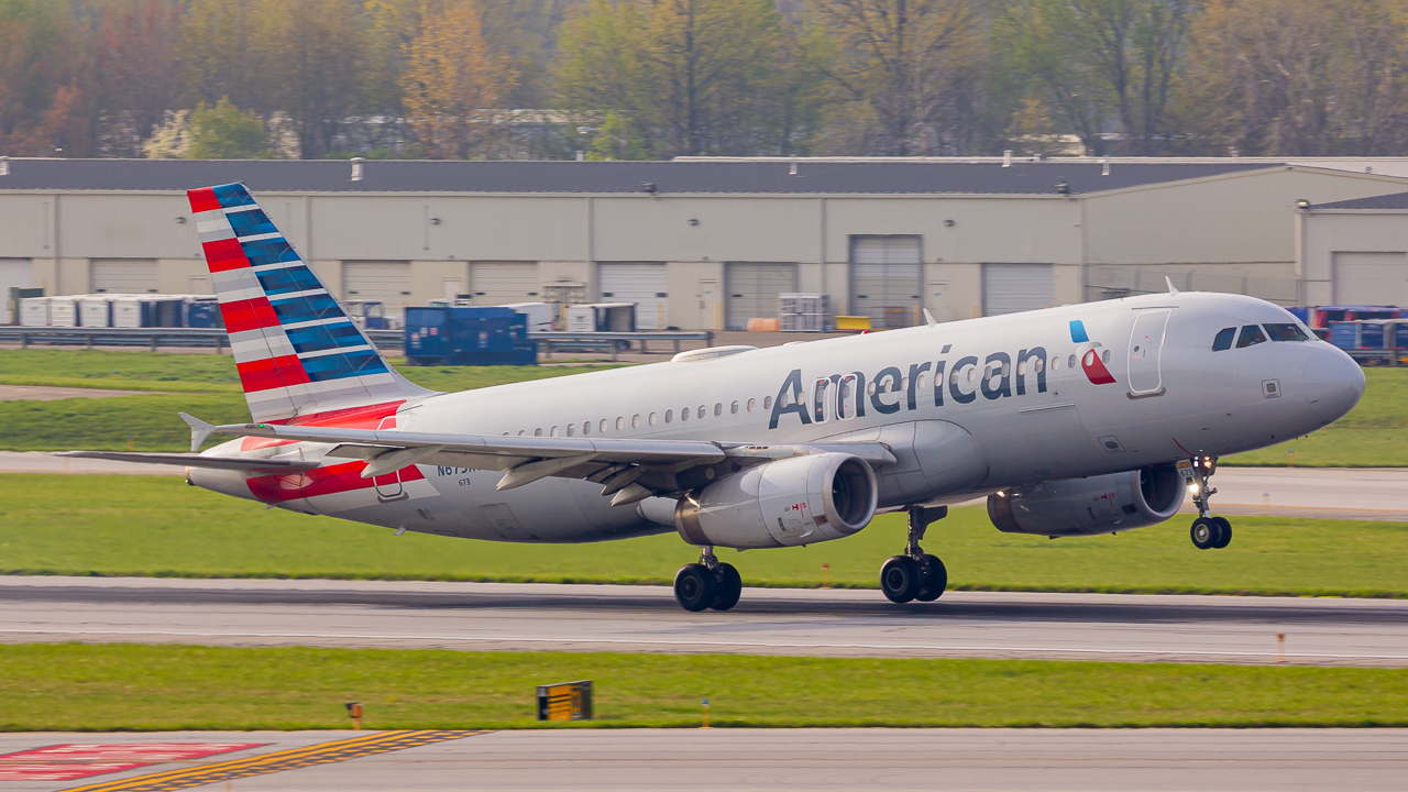 Full size: American Airlines Airbus A320 N673AW at John Glenn Columbus International Airport