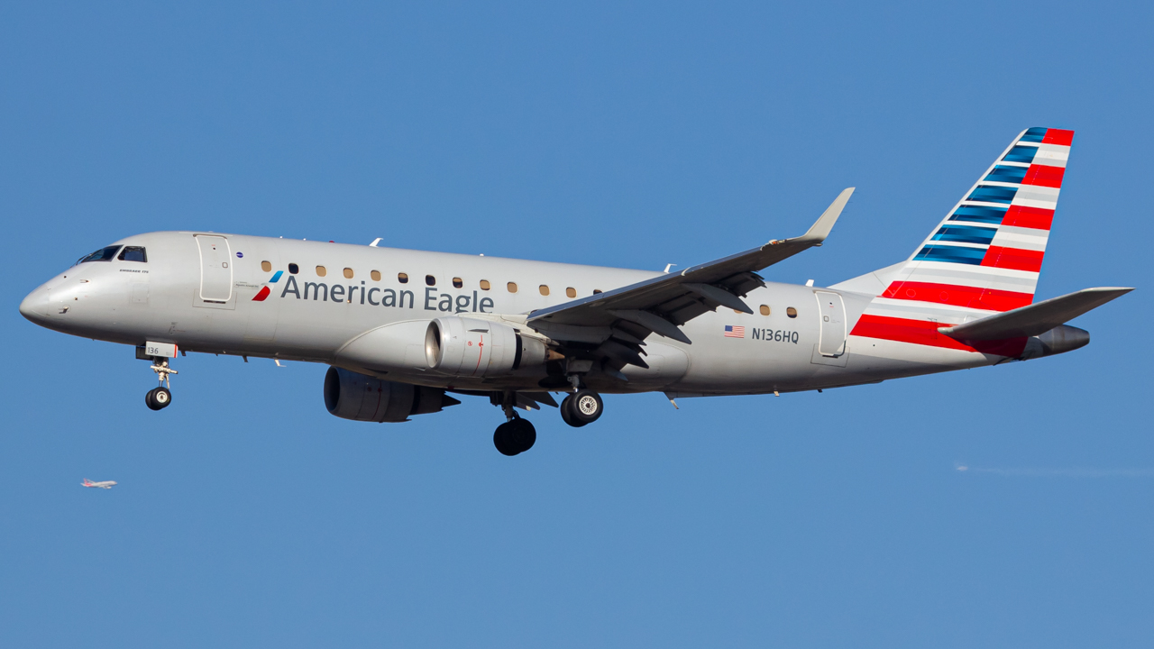 Full size: American Eagle Embraer E170LR N136HQ at Chicago O'Hare International Airport