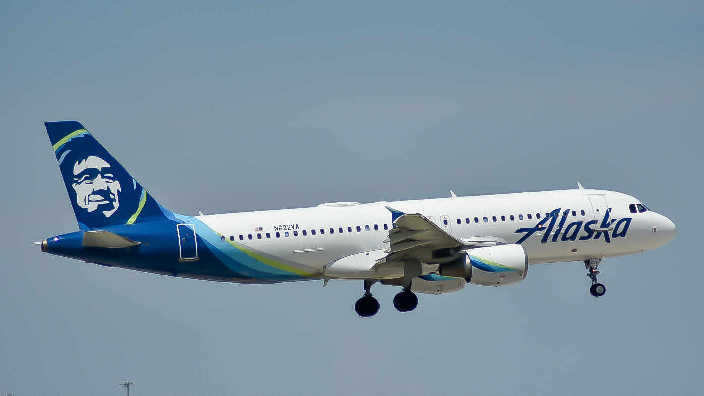 Full size: Alaska Airlines Airbus A320 N622VA at Chicago O'Hare International Airport
