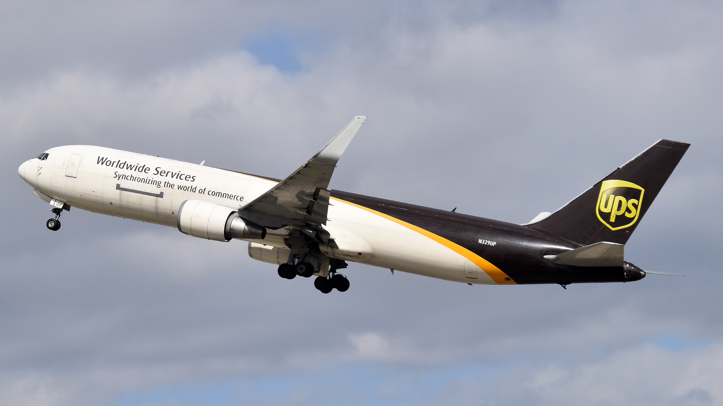 Full size: United Parcel Service Boeing 767-300F N329UP at Louisville Muhammad Ali International Airport