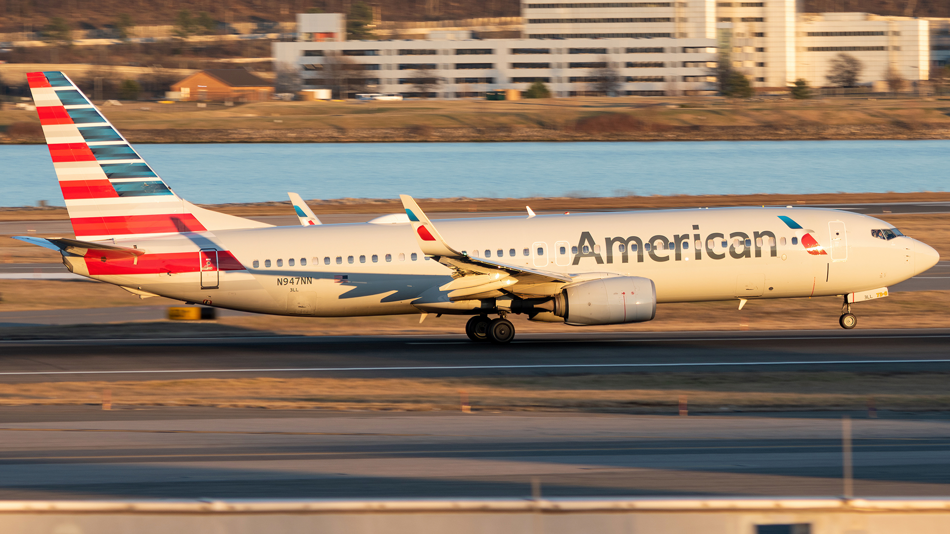 Full size: American Airlines Boeing 737-800 N947NN at Ronald Reagan National Airport