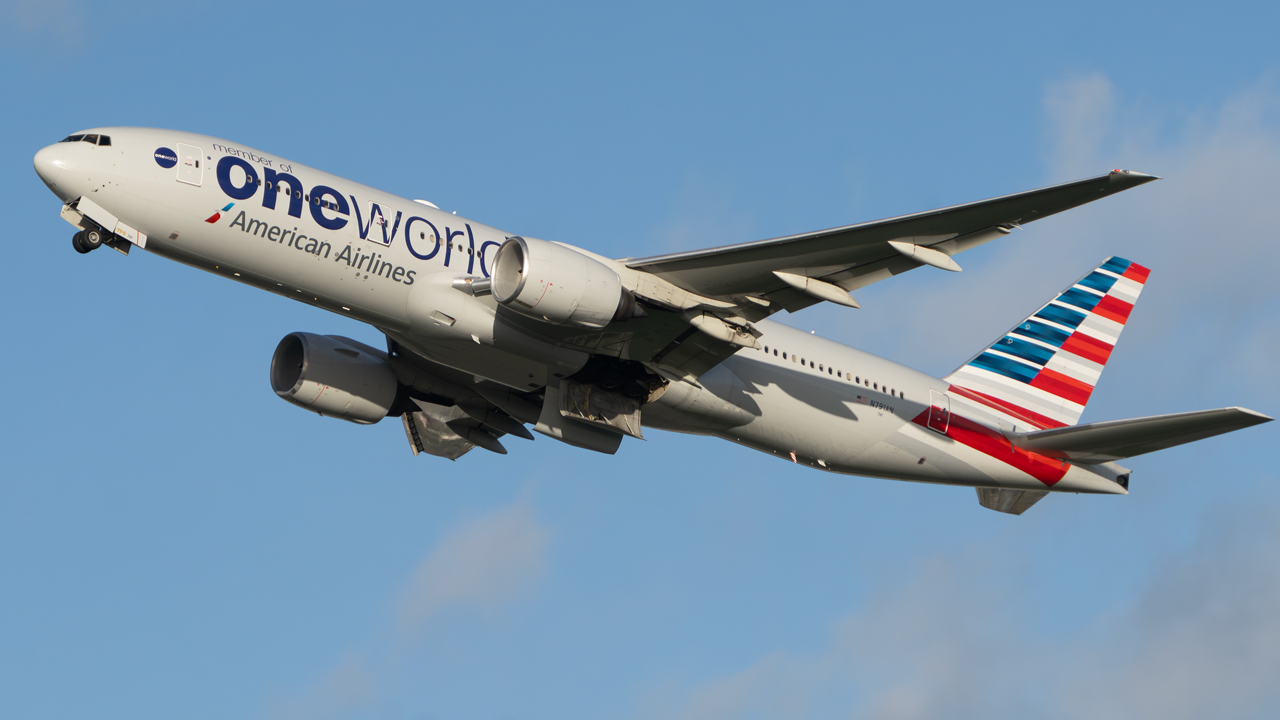 Full size: American Airlines Boeing 777-200ER N791AN at London Heathrow International Airport