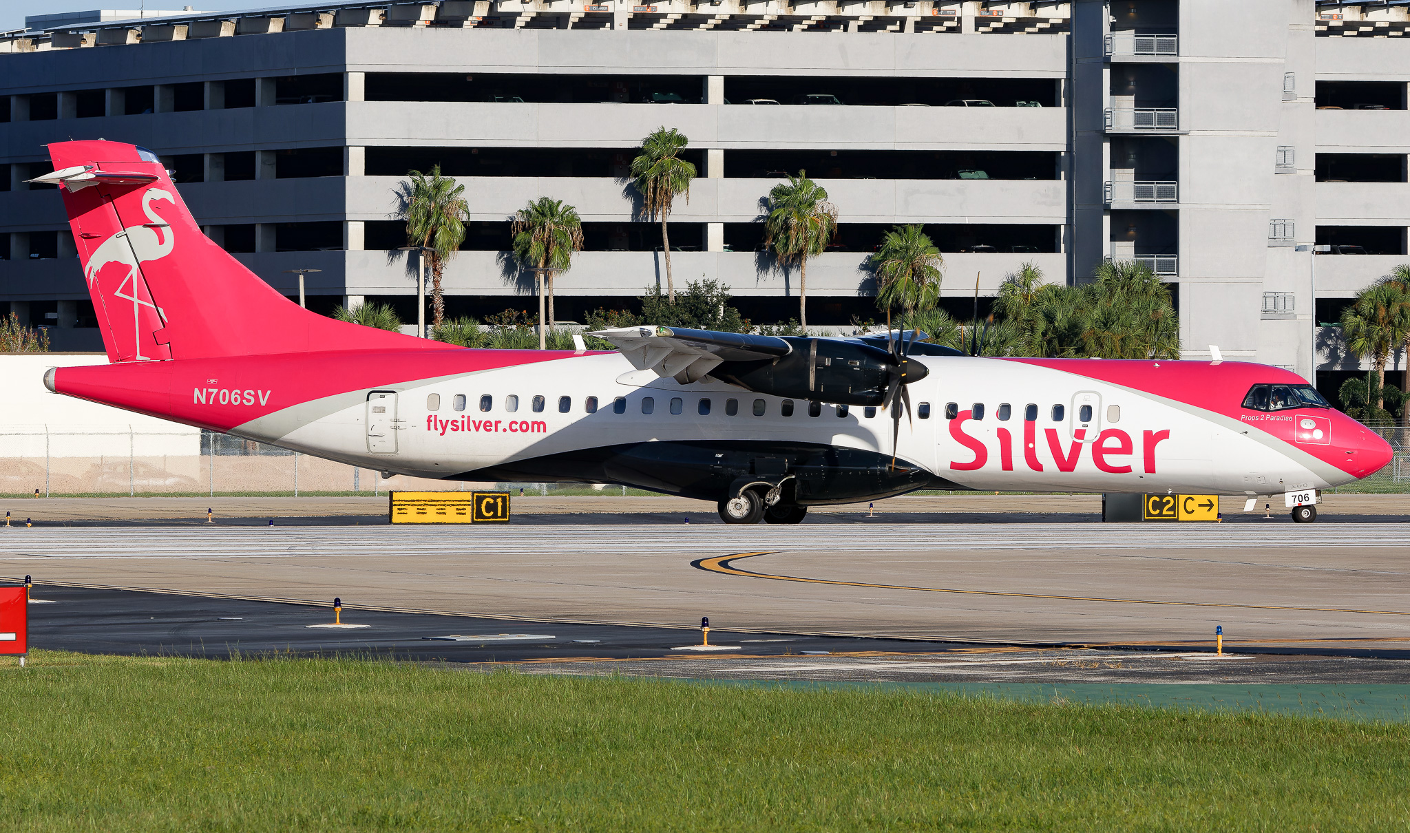Full size: Silver Airways ATR 72-600 N706SV at Tampa International Airport