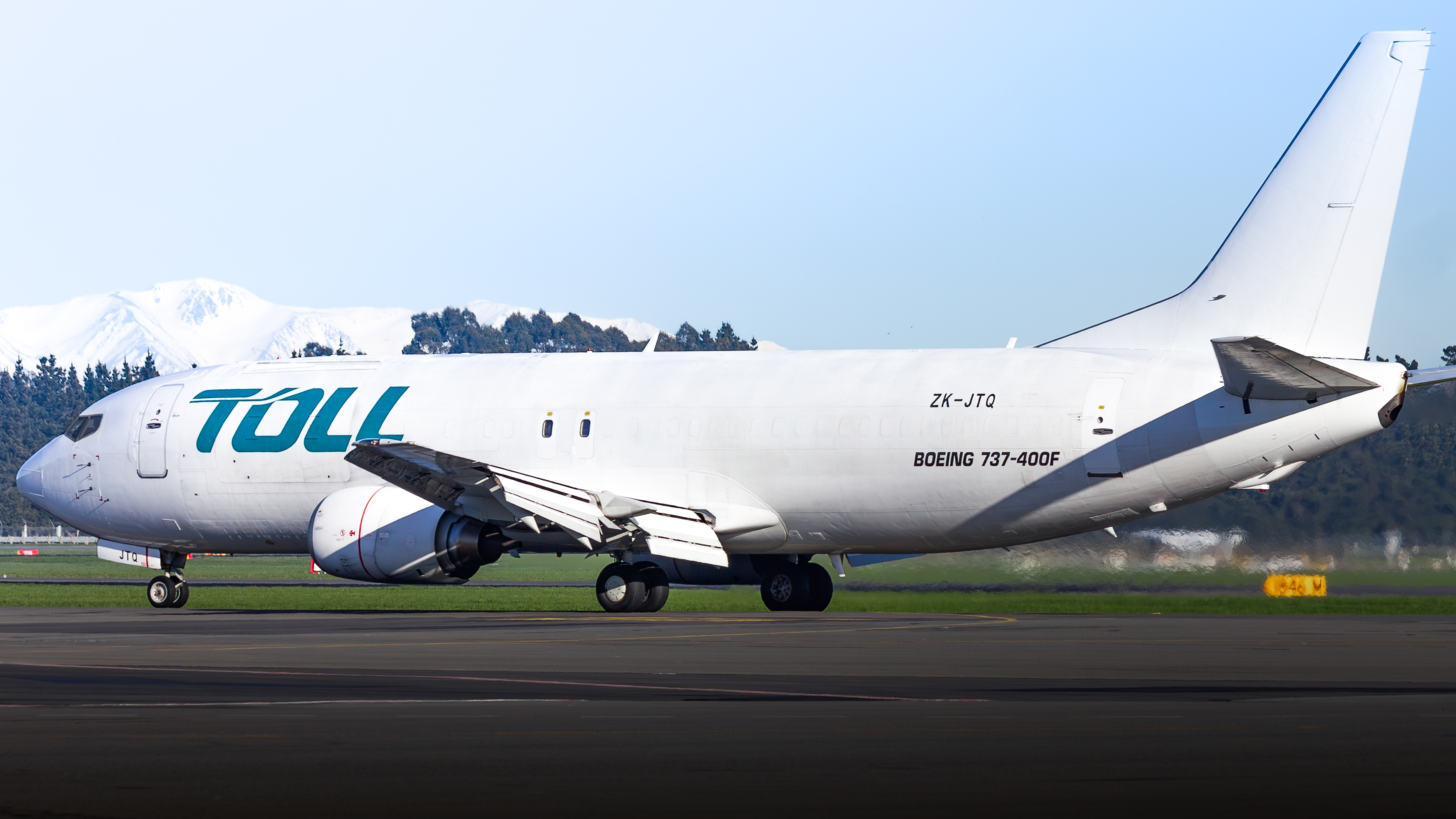 Full size: Airwork Boeing 737-400F ZK-JTQ at Christchurch International Airport