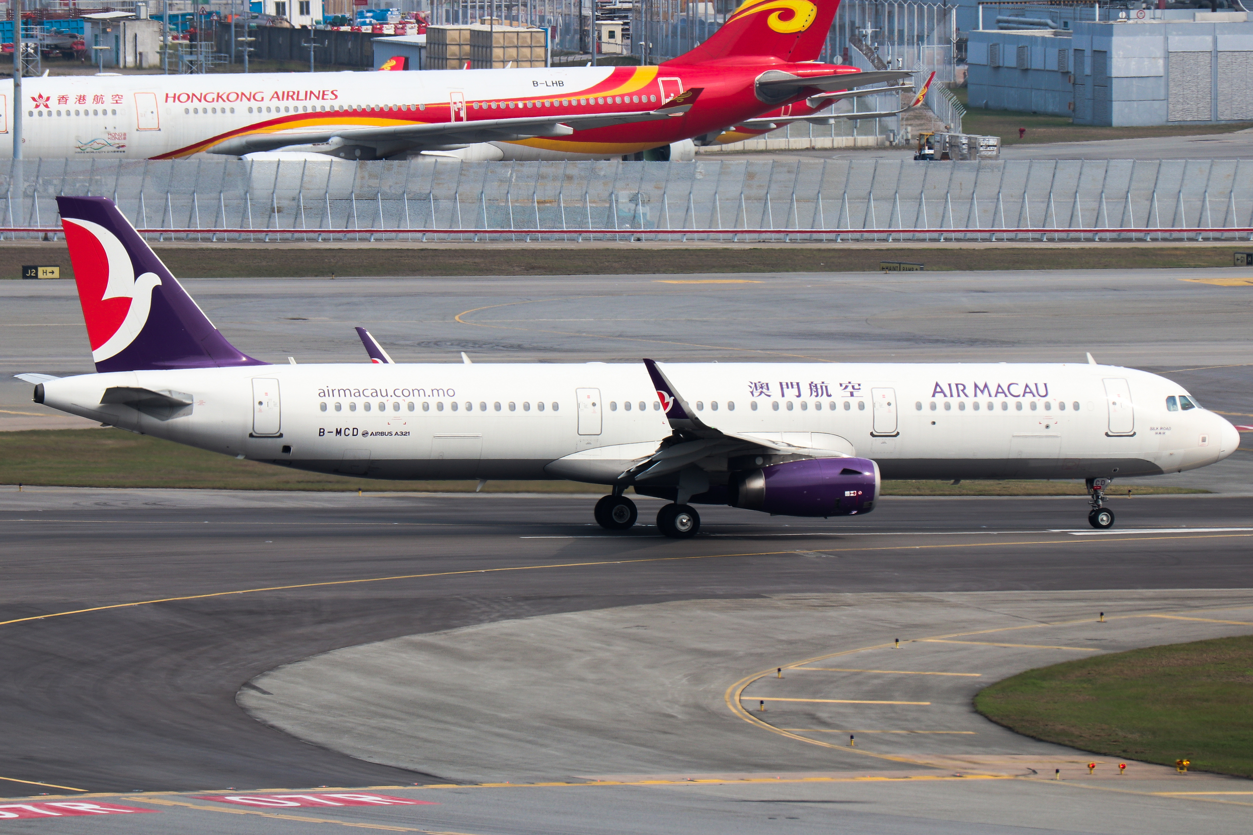 Full size: Air Macau Airbus A321-200 B-MCD at Hong Kong International Airport