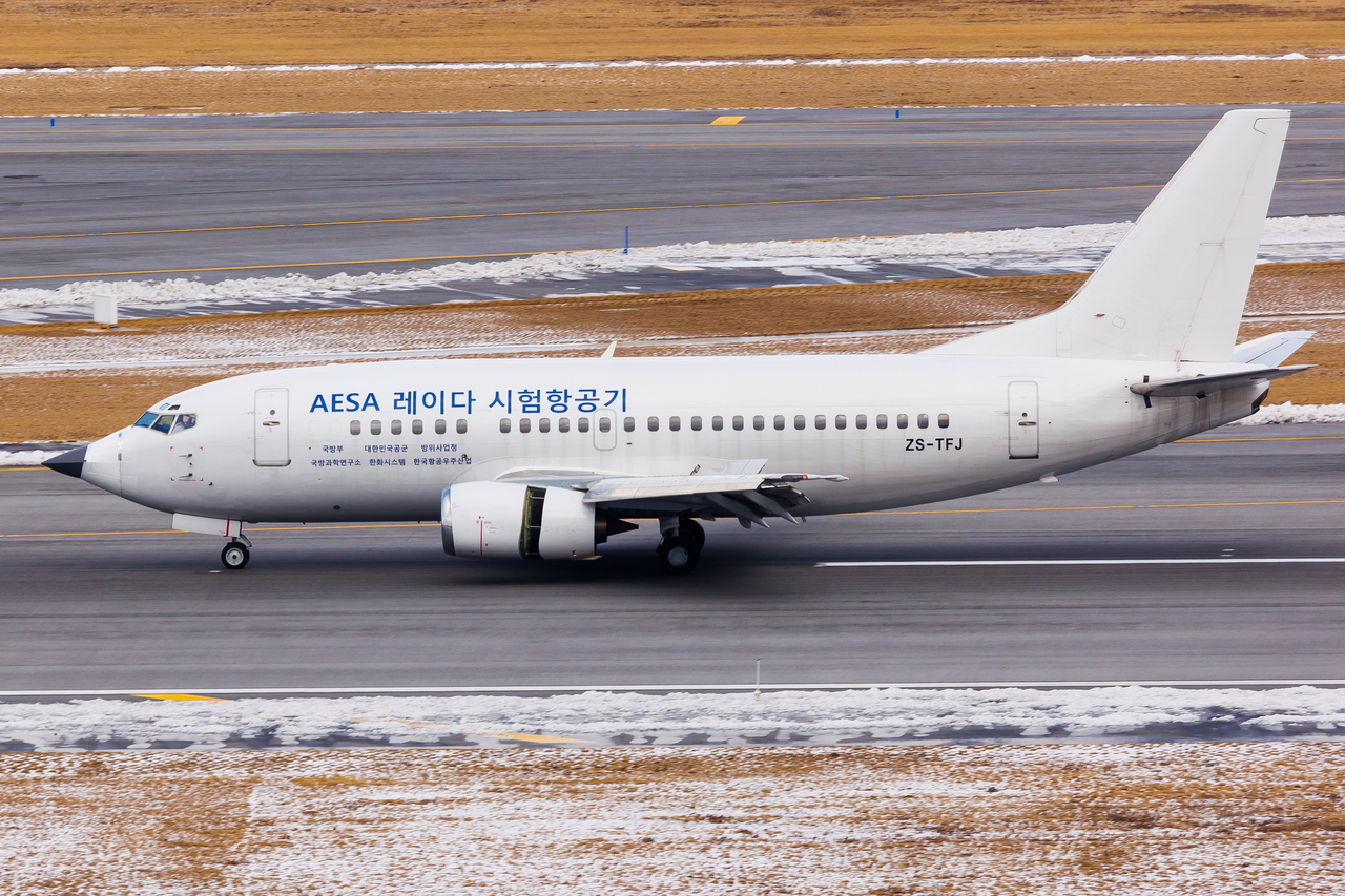 Full size: Paramount Aerospace Systems Boeing 737-500 ZS-TFJ at Seoul-Incheon International Airport