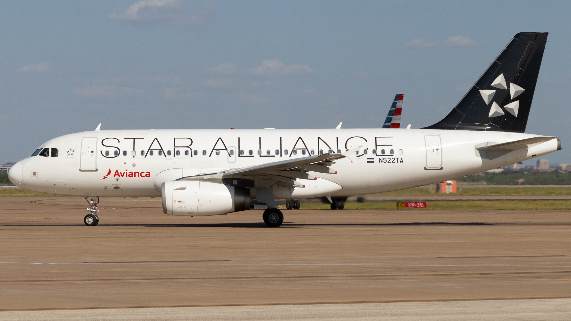 Full size: Avianca Airbus A320 N522TA at Dallas-Fort Worth International Airport