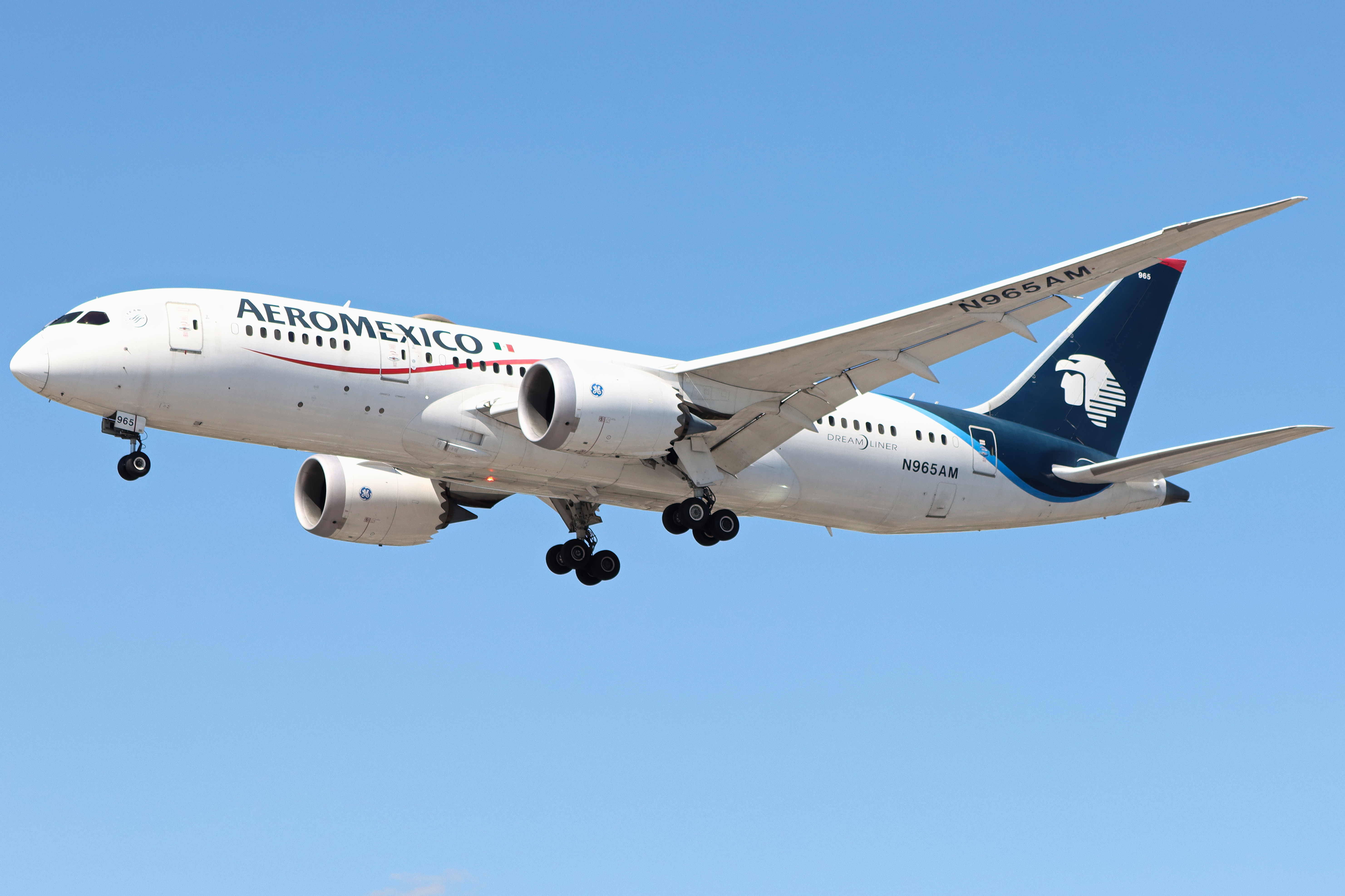 Full size: Aeromexico Boeing 787-8 N965AM at London Heathrow International Airport
