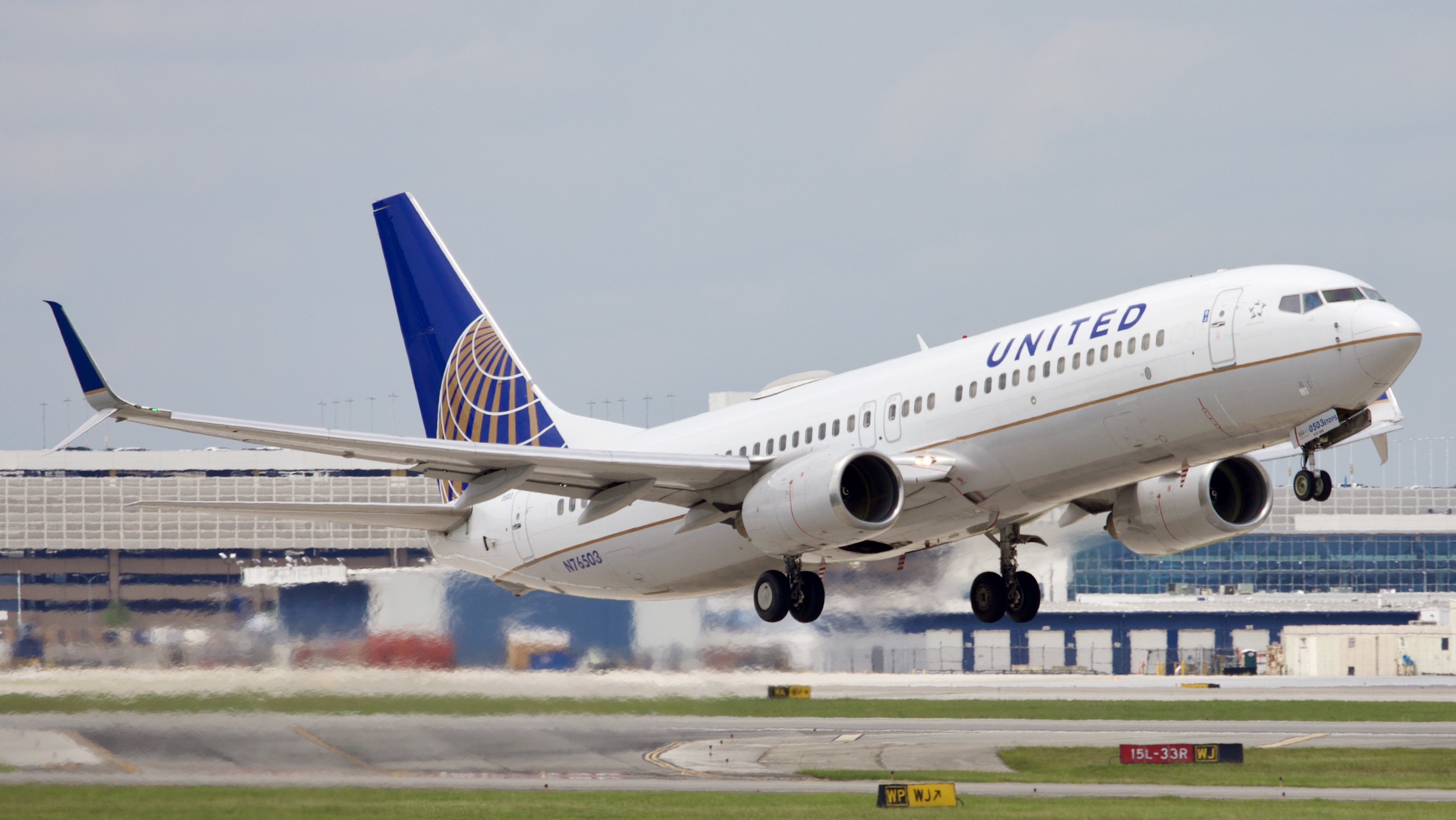 Full size: United Airlines Boeing 737-800 N76503 at Houston-George Bush Intercontinental Airport