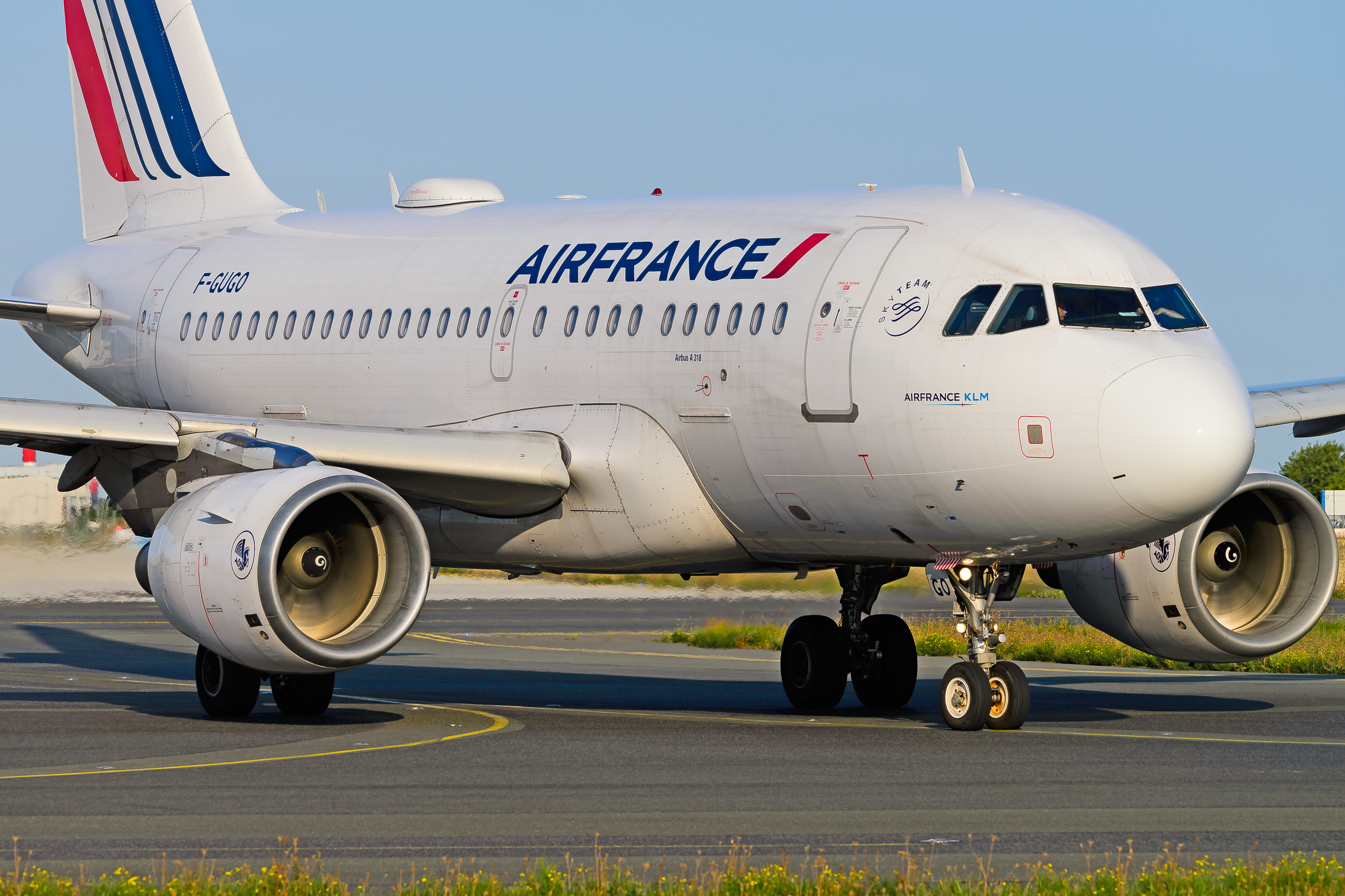Full size: Air France Airbus A318 F-GUGO at Paris Charles de Gaulle Airport