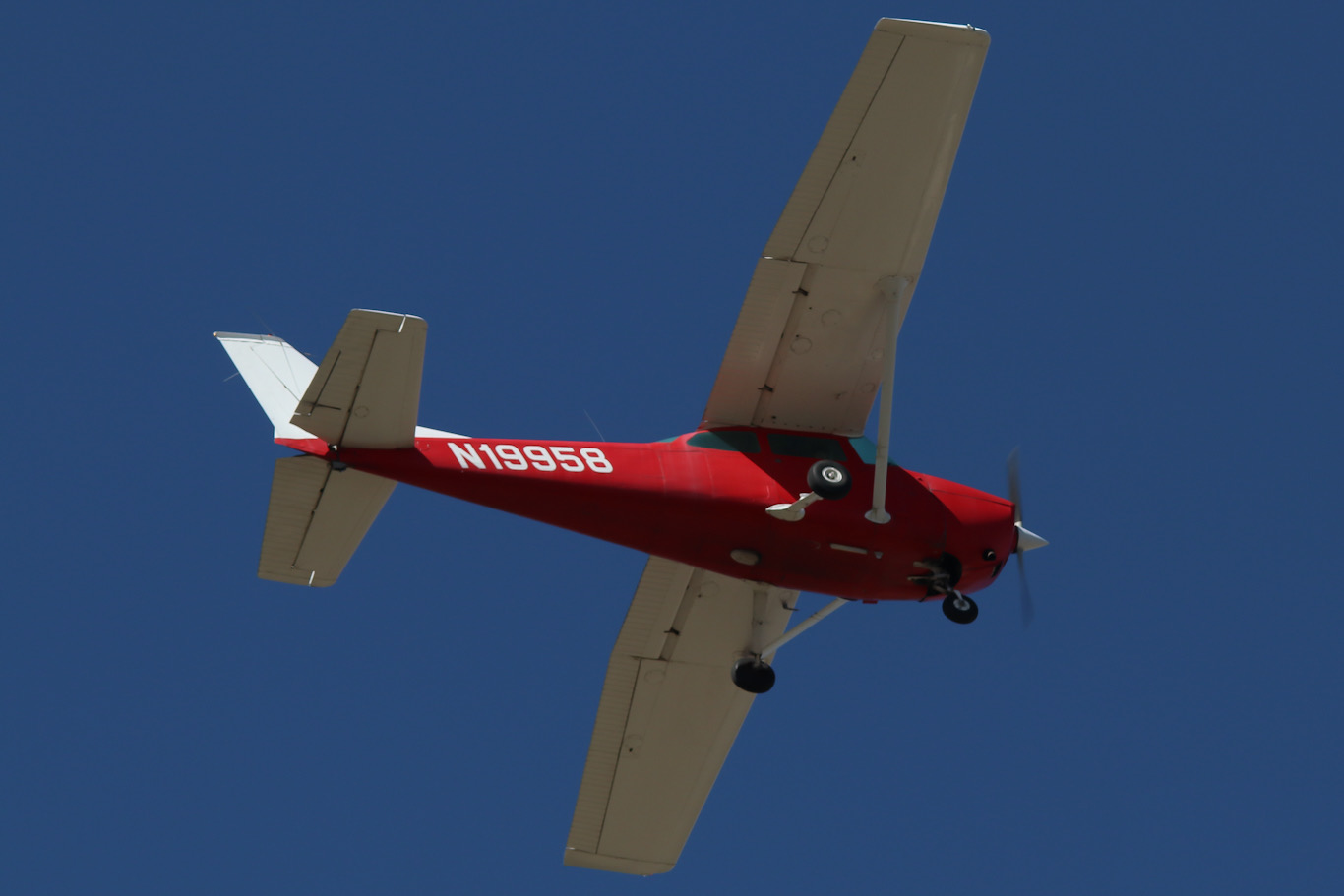 Full size: PRIVATE Cessna 172 N19958 at York Airport