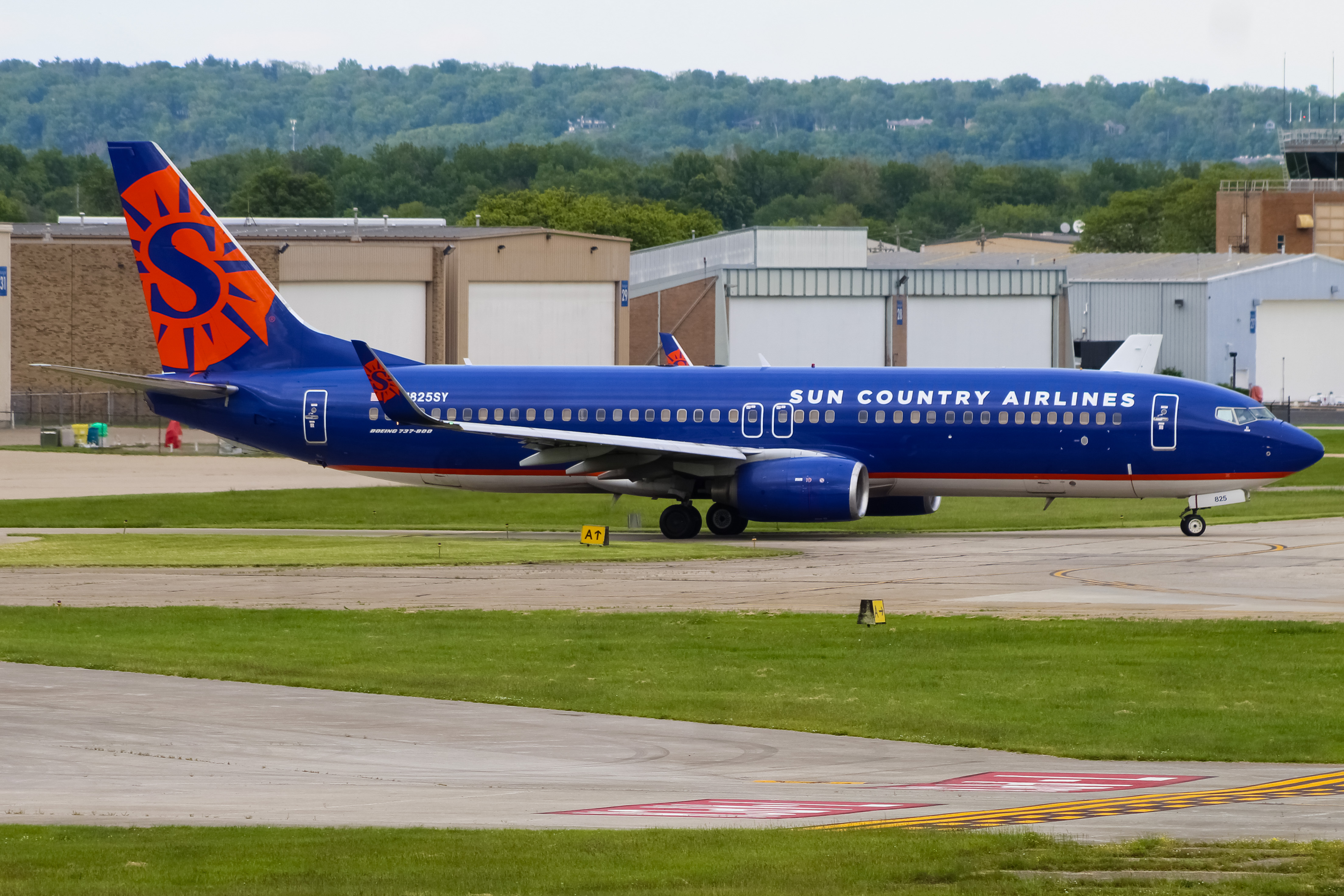 Full size: Sun Country Airlines Boeing 737-800 N825SY at Cincinnati Municipal Airport/Lunken Field