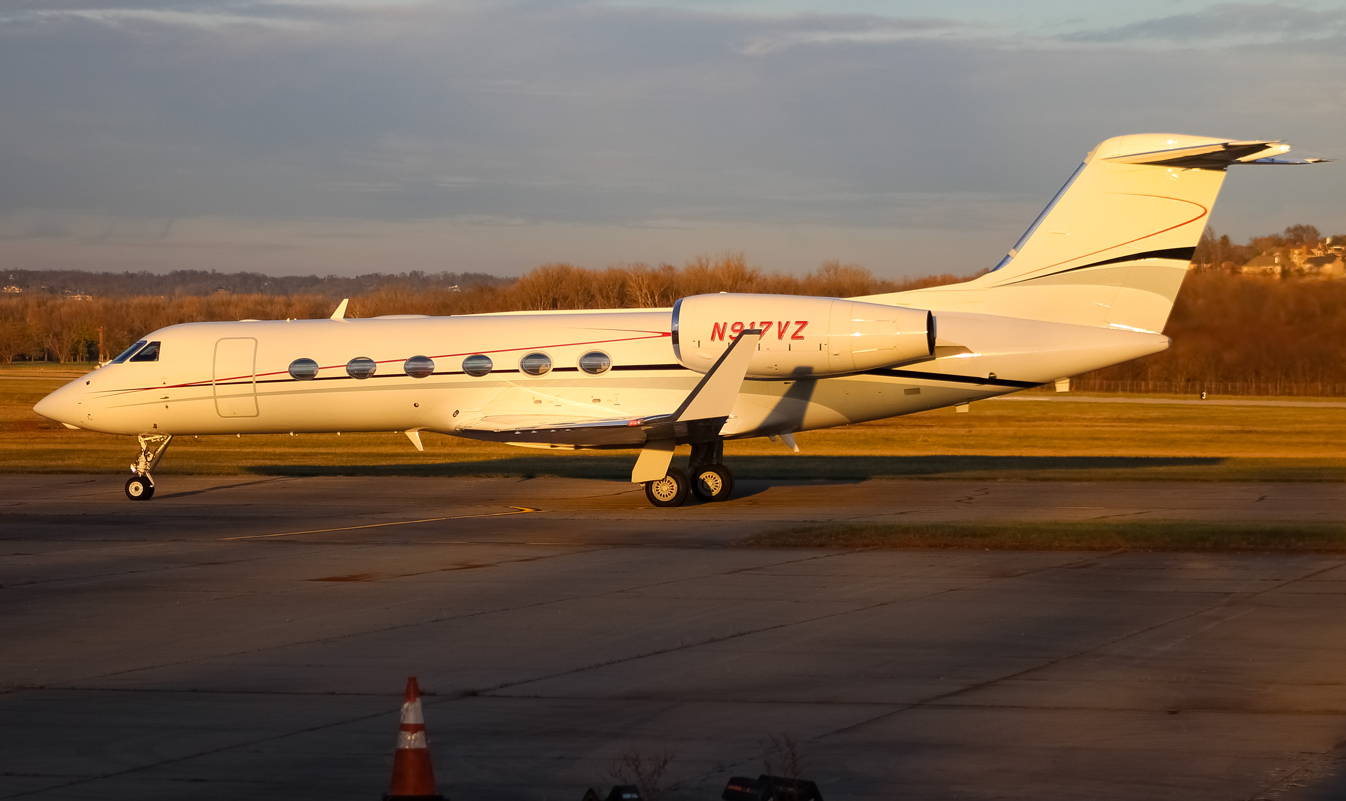 Full size: PRIVATE  Gulfstream IV N917VZ at Cincinnati Municipal Airport/Lunken Field