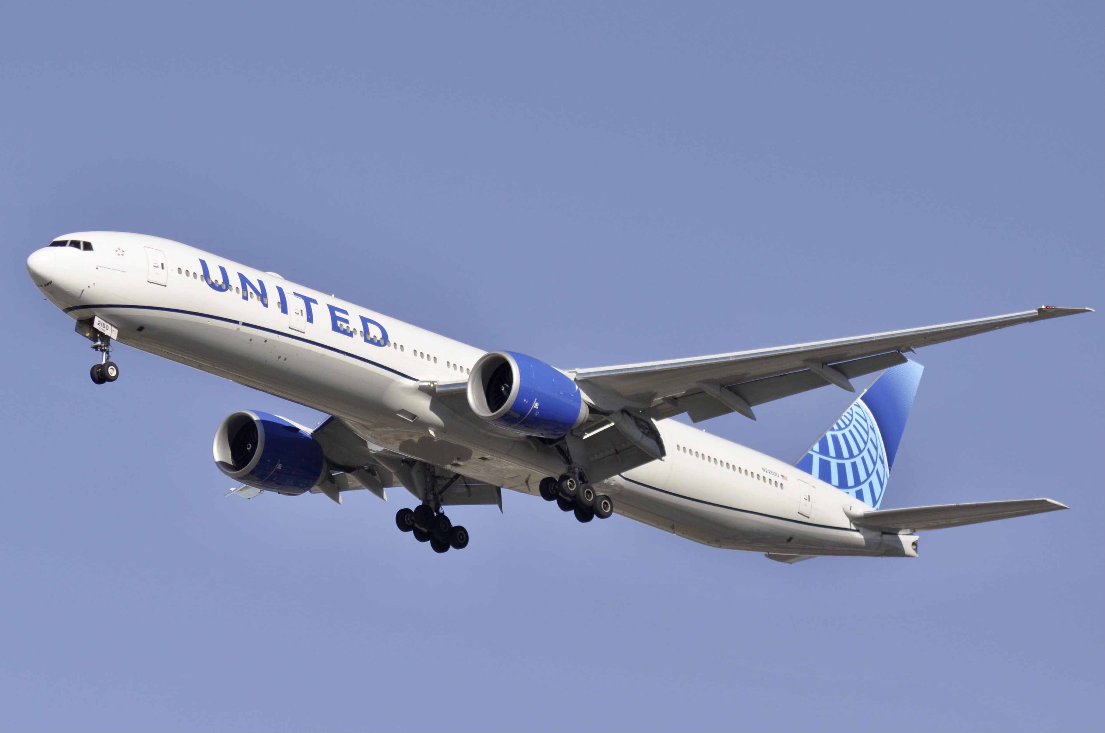 Full size: United Airlines Boeing 777-300ER N2250U at Chicago O'Hare International Airport