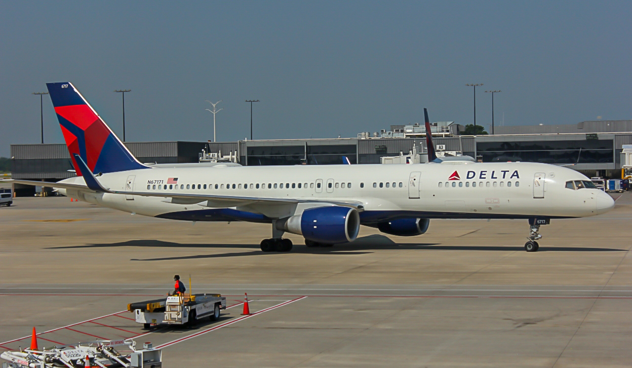 Full size: Delta Airlines Boeing 757-200 N67171 at Hartsfield-Jackson Atlanta International Airport