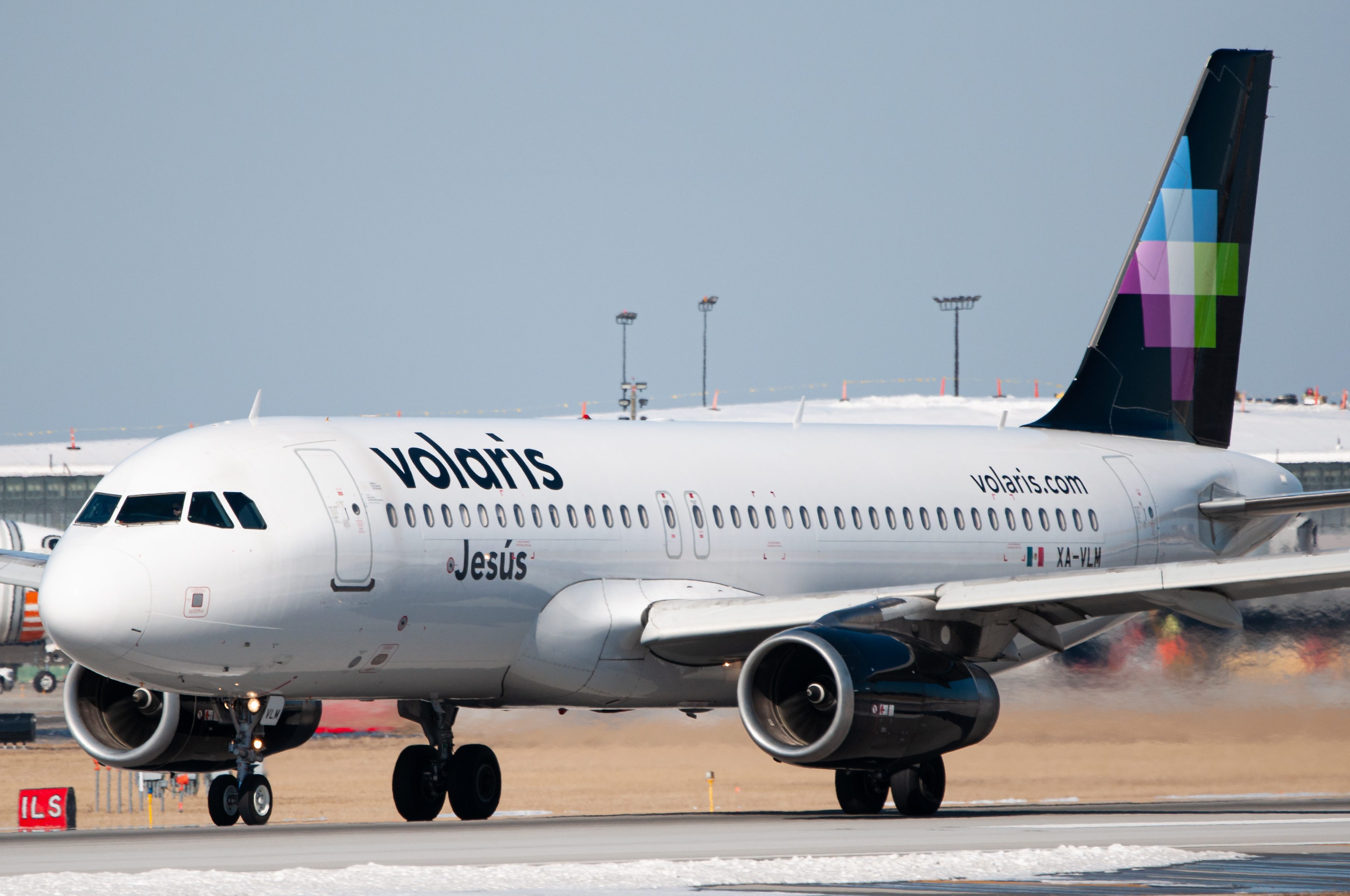 Full size: Volaris Airbus A320 XA-VLM at Chicago O'Hare International Airport