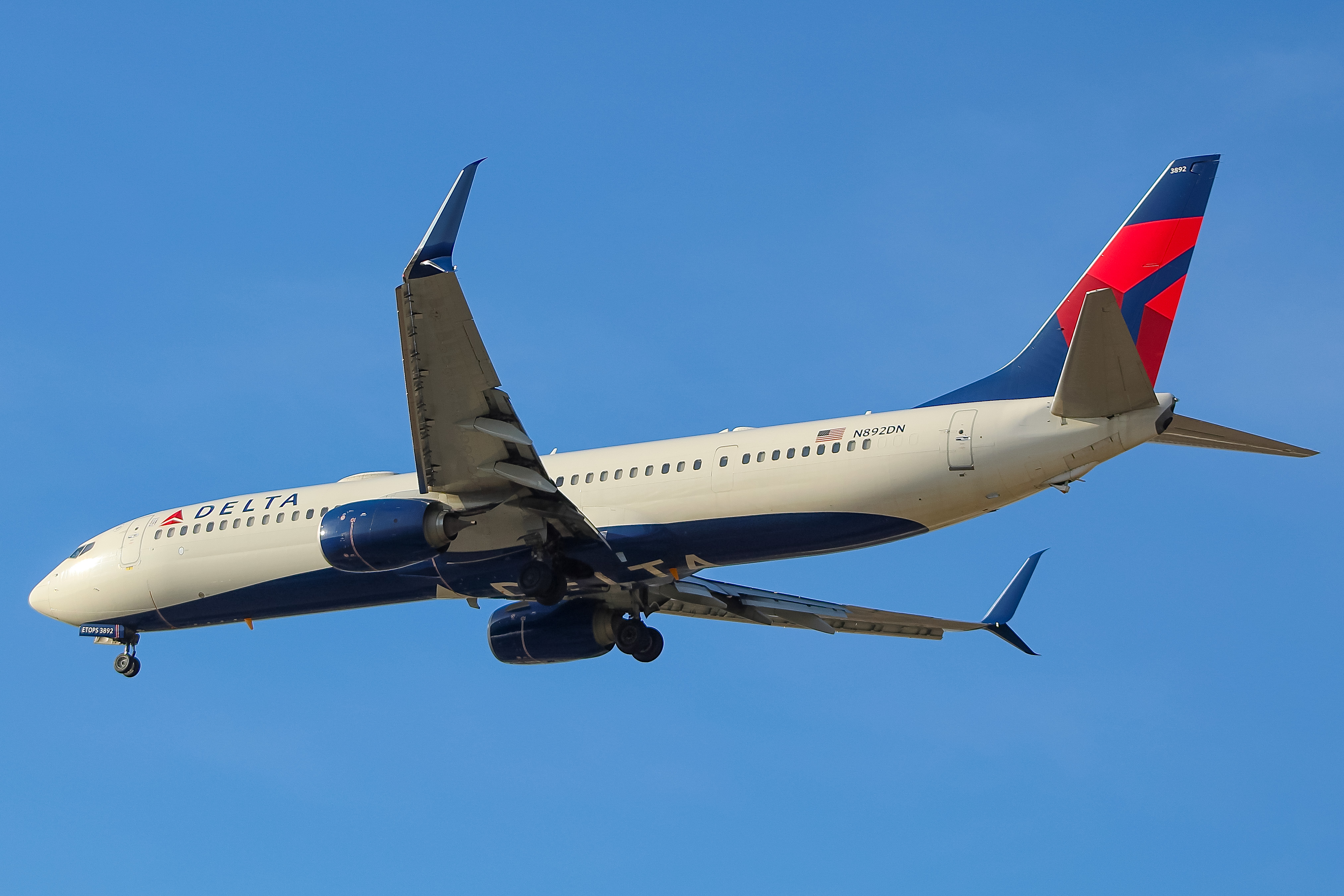 Full size: Delta Airlines  Boeing 737-900ER N892DN at General Mitchell International Airport